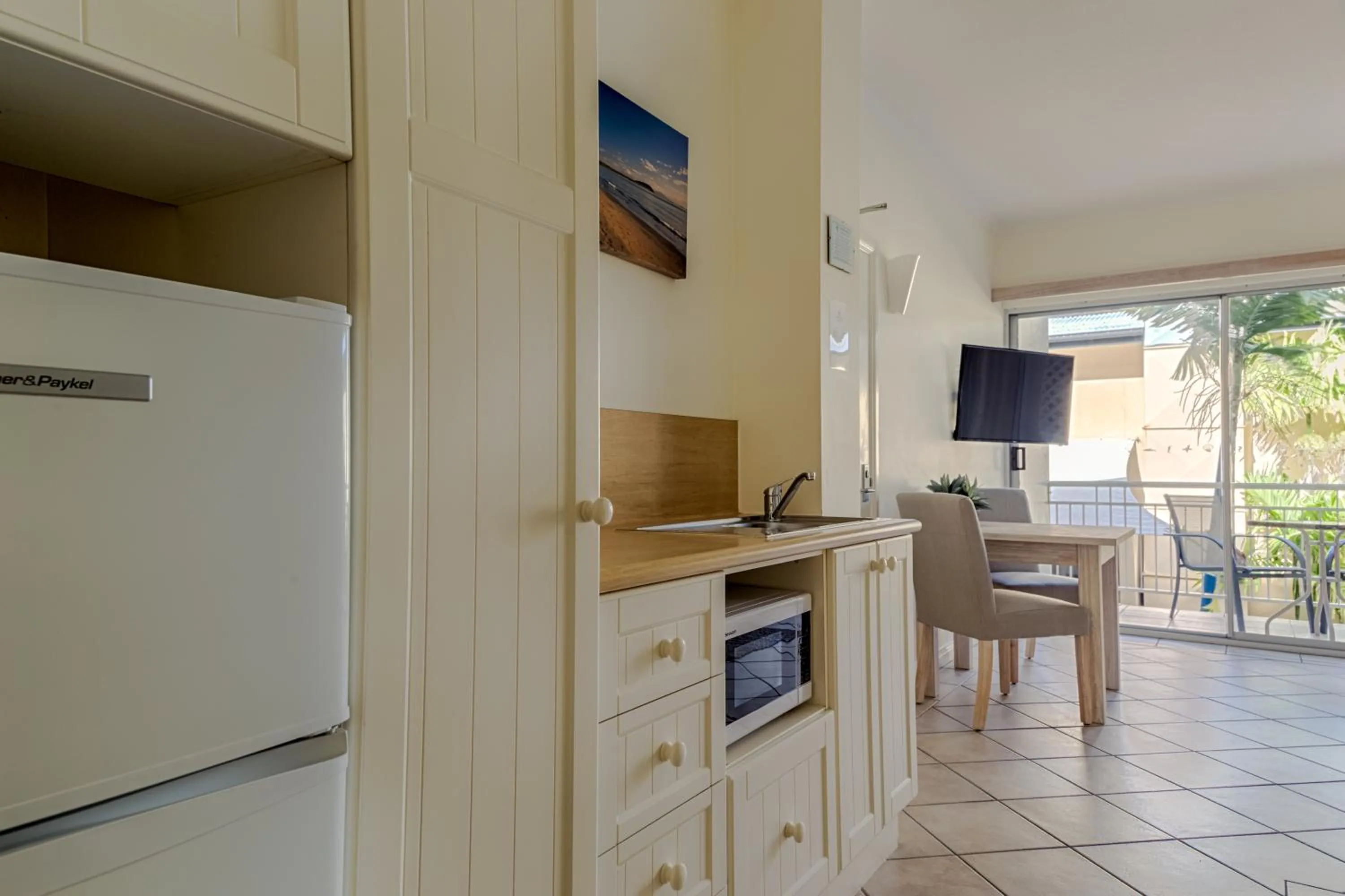 Kitchen or kitchenette in Macrossan House Boutique Holiday Apartments