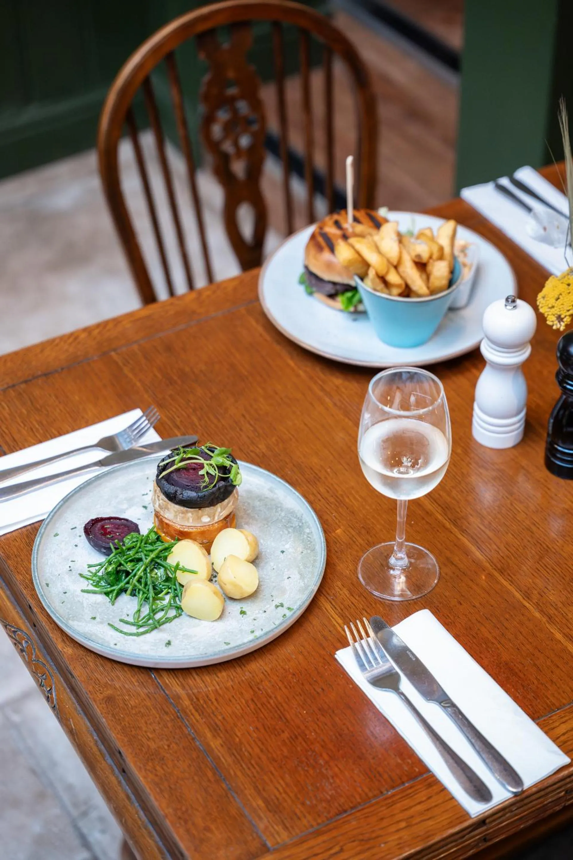 Food and drinks in The Clothiers Arms