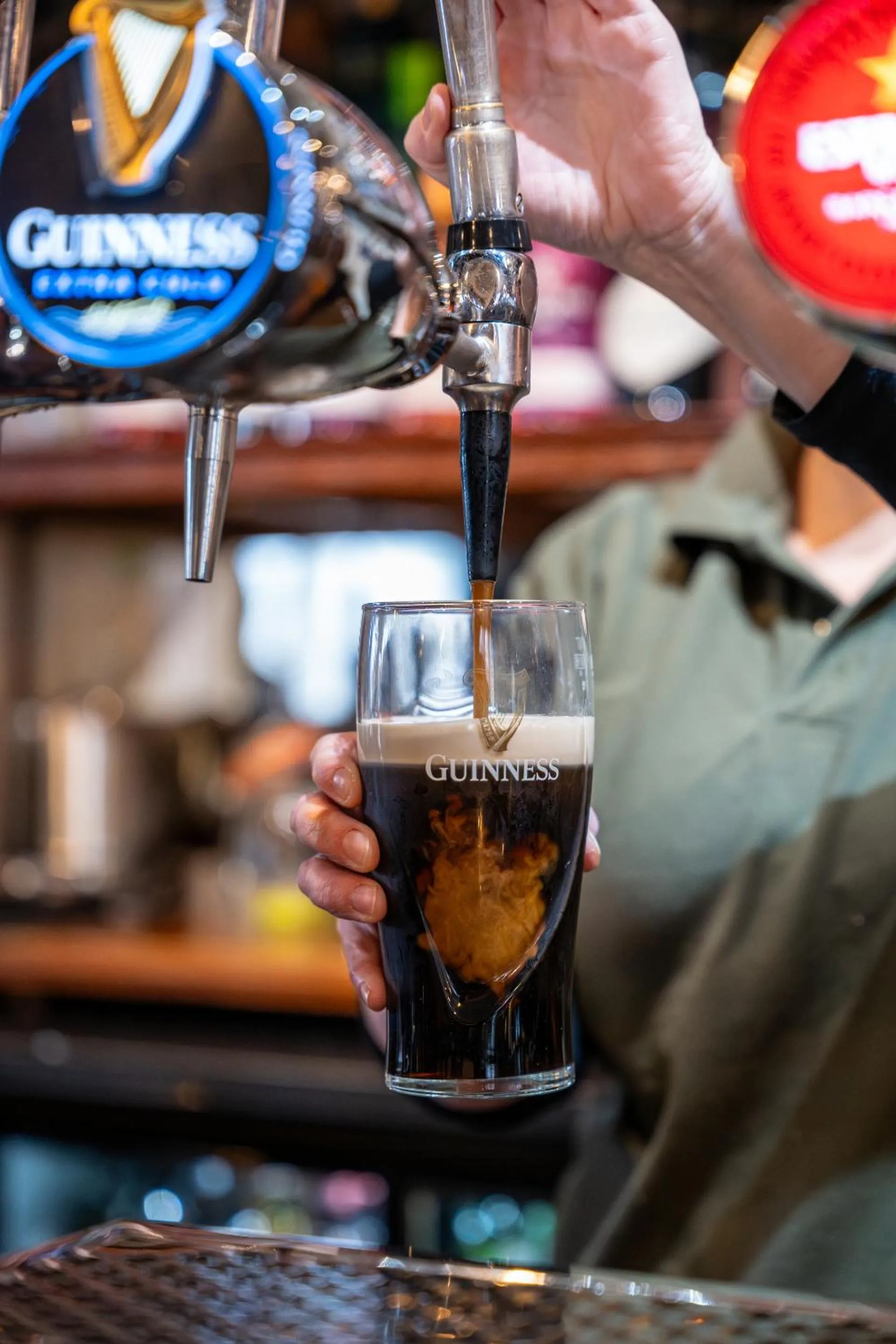 Food and drinks in The Clothiers Arms