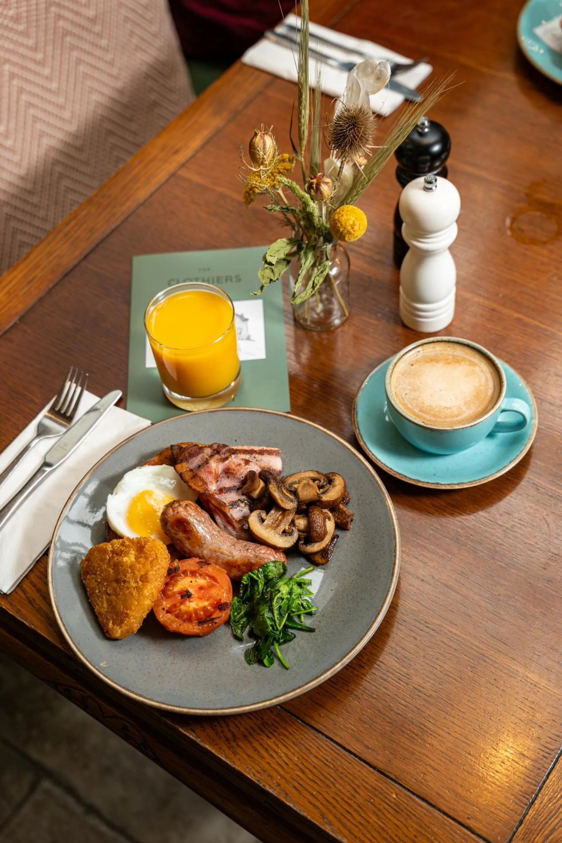 Food and drinks in The Clothiers Arms