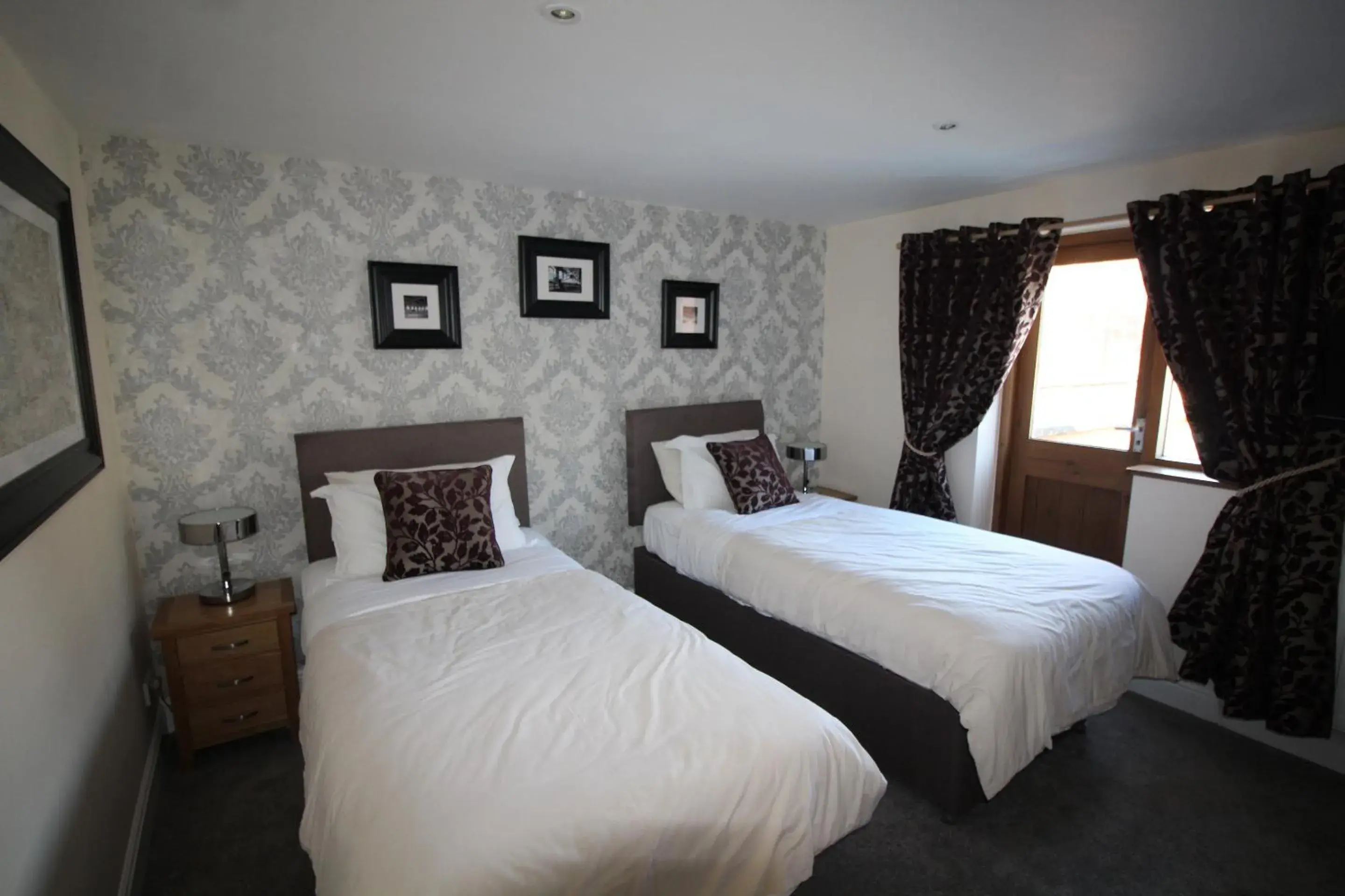 Superior Twin Room - single occupancy in The Clothiers Arms Superior Twin Room - single occupancy in The Clothiers Arms