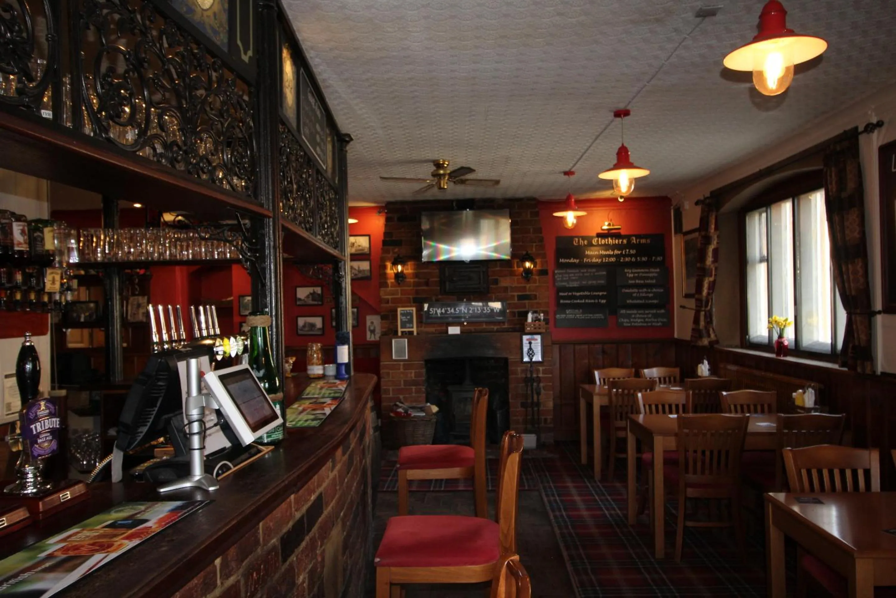 Lounge or bar in The Clothiers Arms