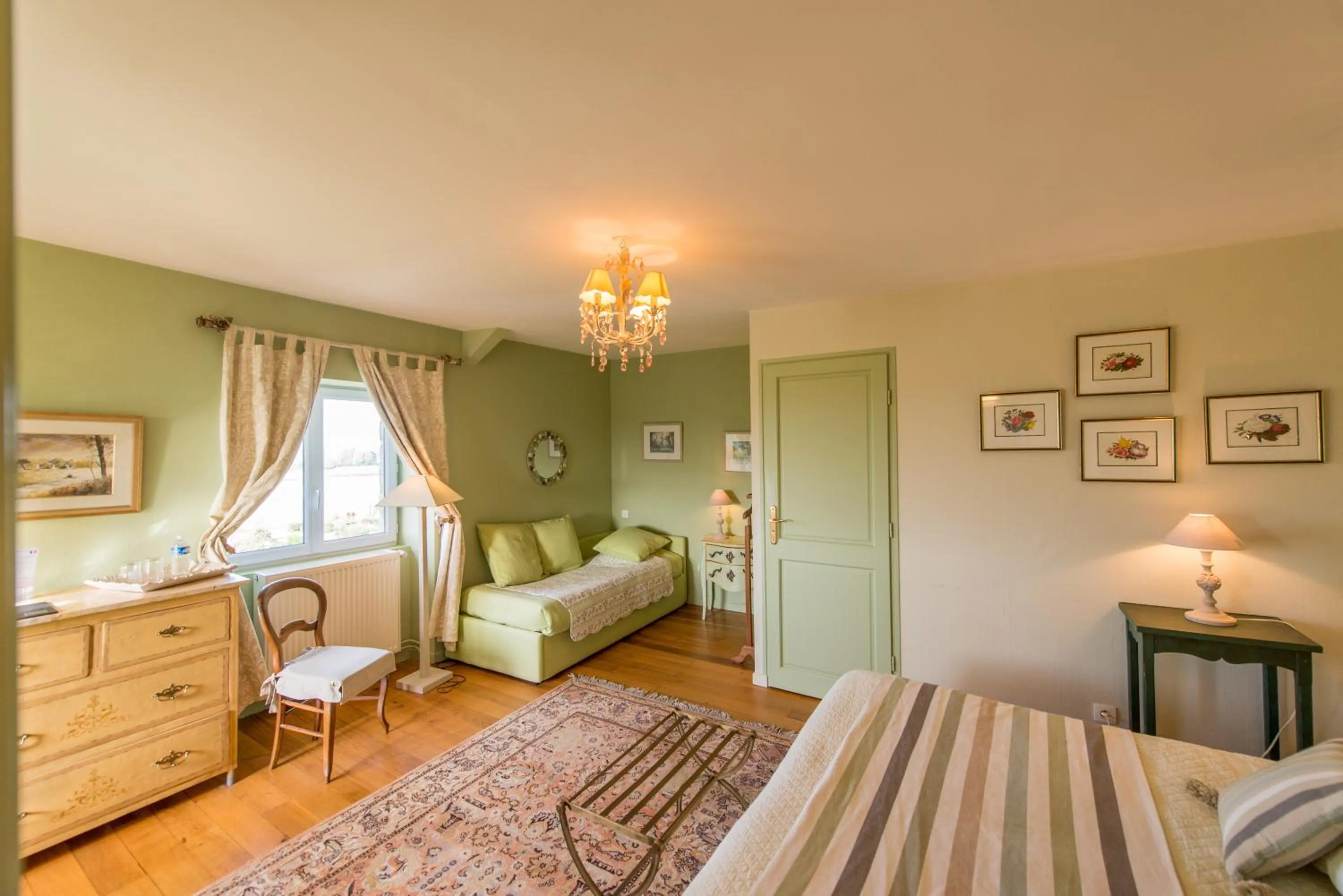 Shower, Bed in Chambres d'hotes Saint Malo La Barbinais Bed&Breaksfast