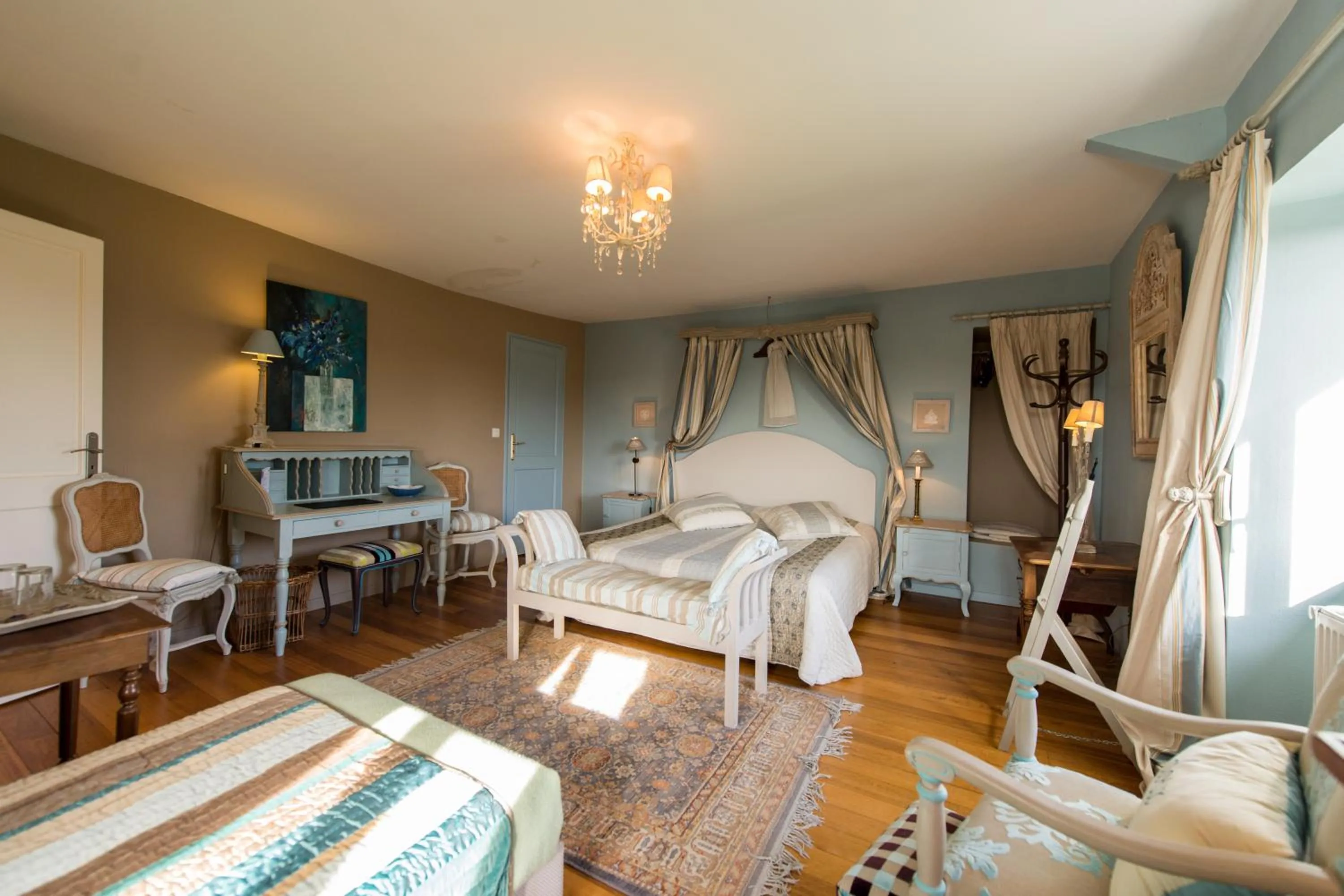 Shower, Bed in Chambres d'hotes Saint Malo La Barbinais Bed&Breaksfast