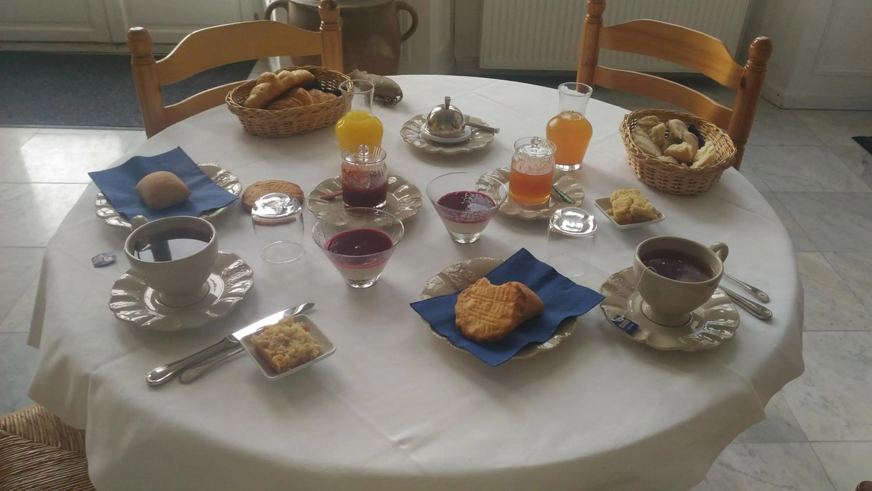 Food and drinks in Chambres d'hotes Saint Malo La Barbinais Bed&Breaksfast