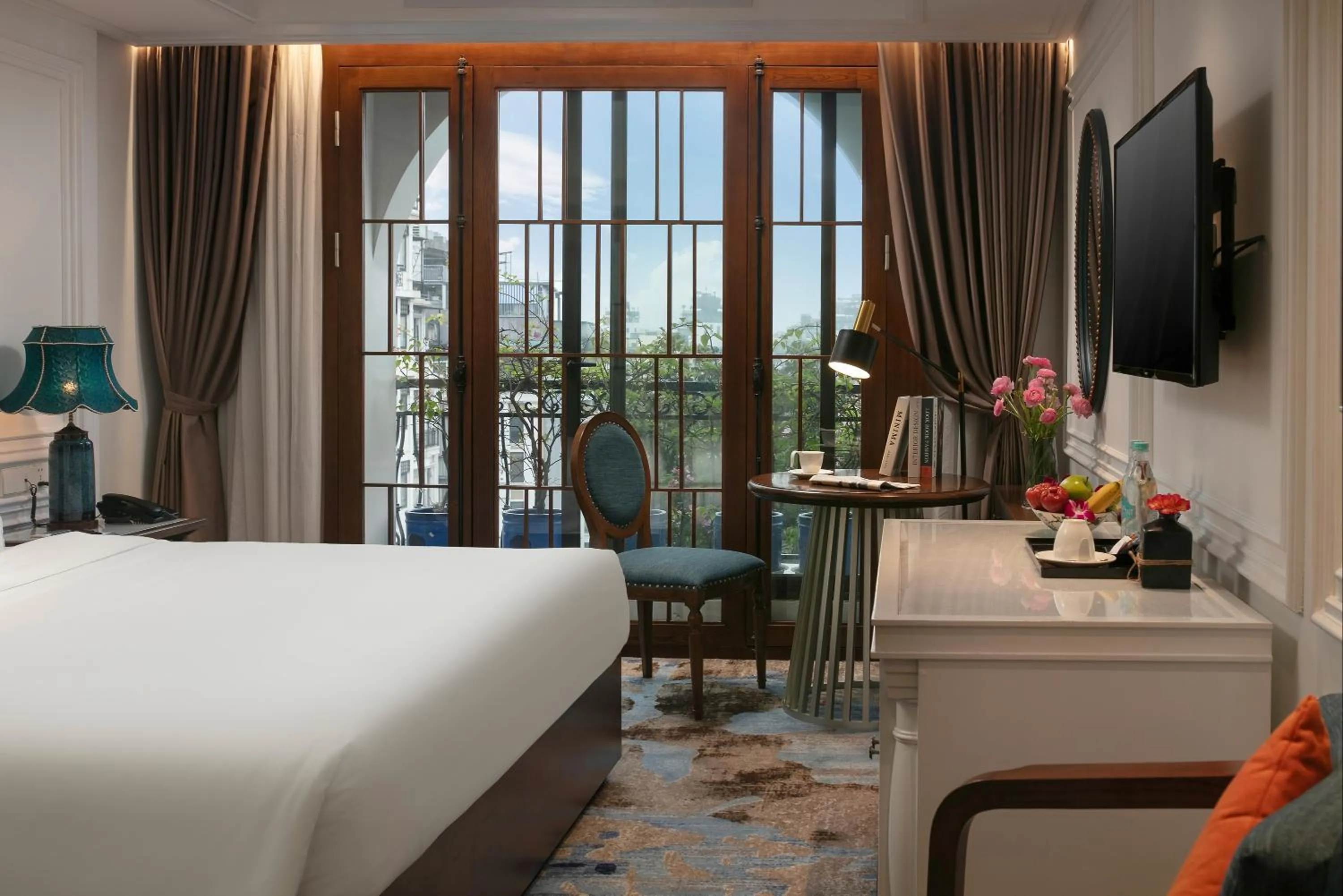 Patio, Bed in The Oriental Jade Hotel