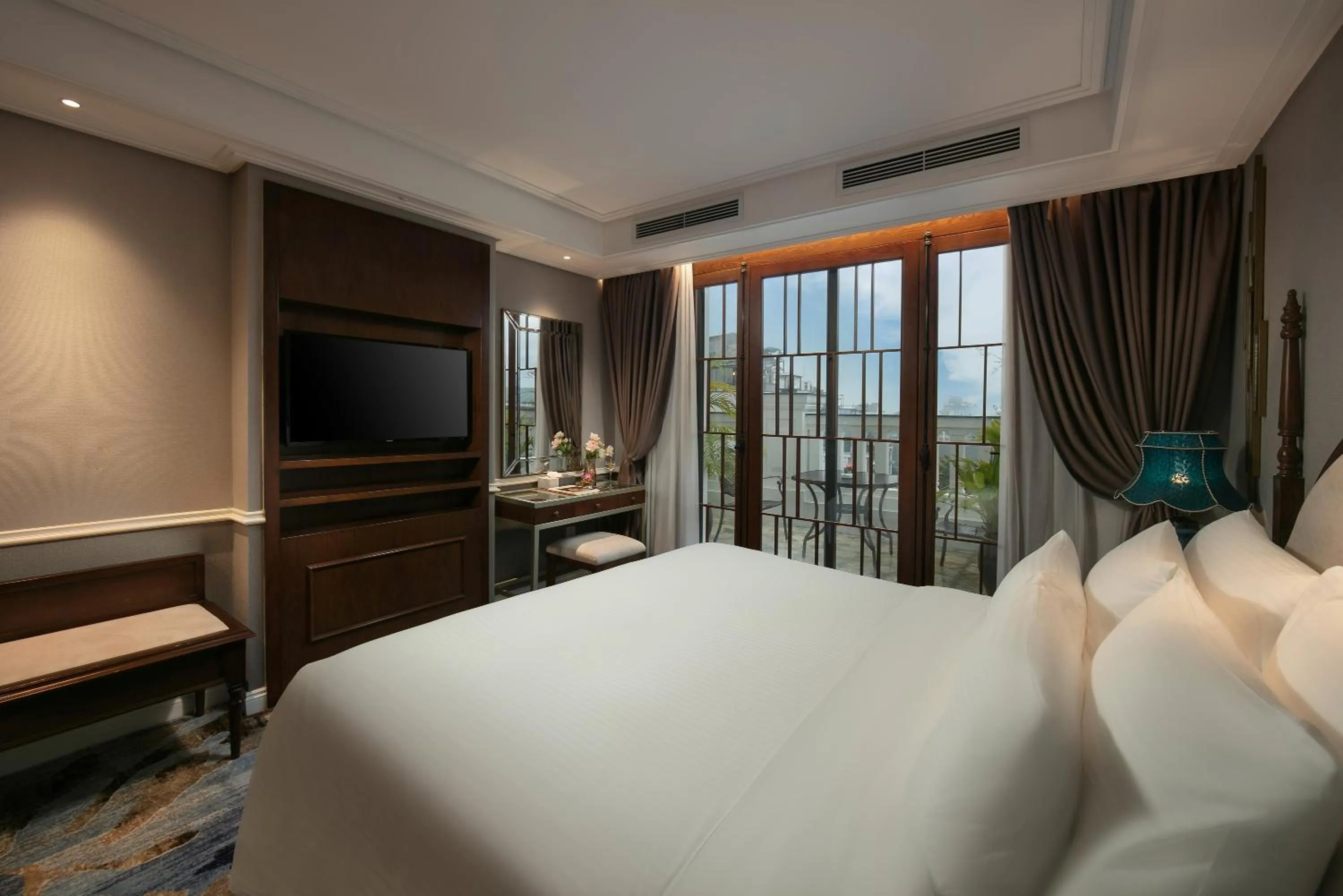 Bed in The Oriental Jade Hotel