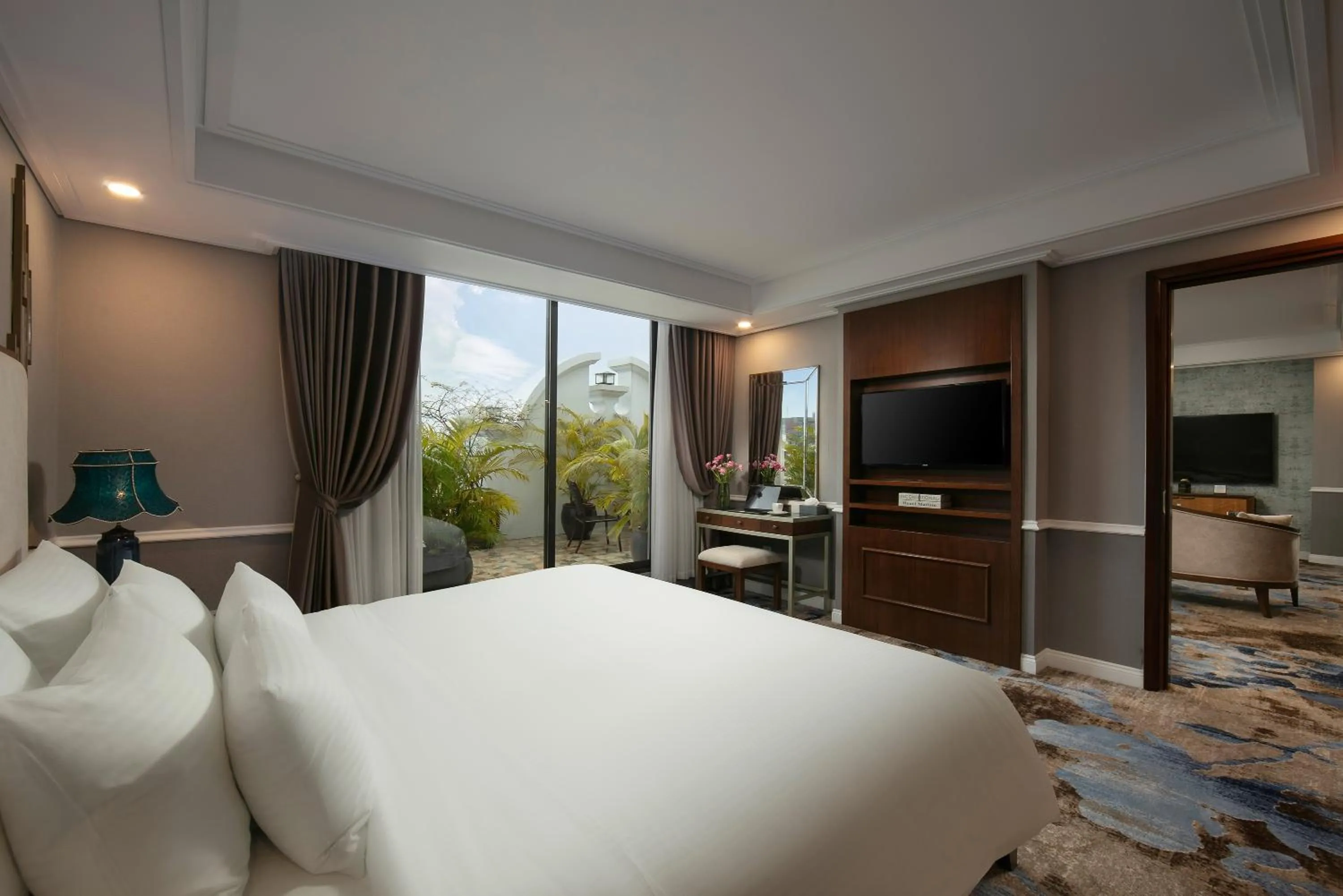 Bed in The Oriental Jade Hotel