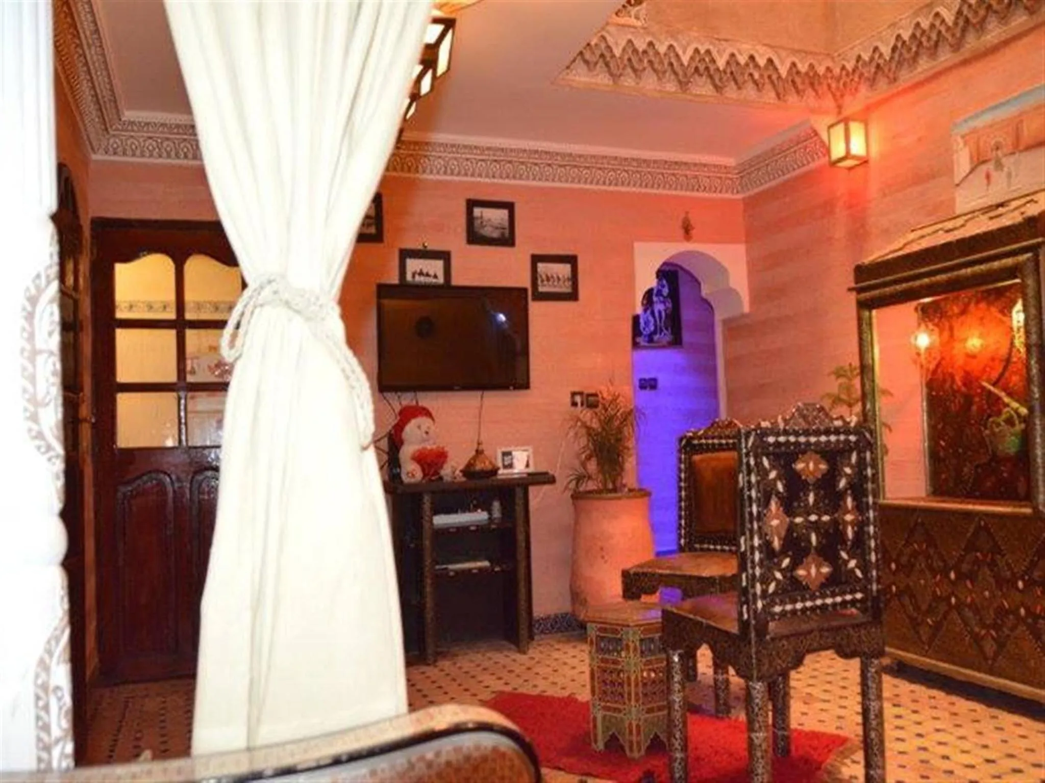 Communal lounge/ TV room in Riad Maison Aicha