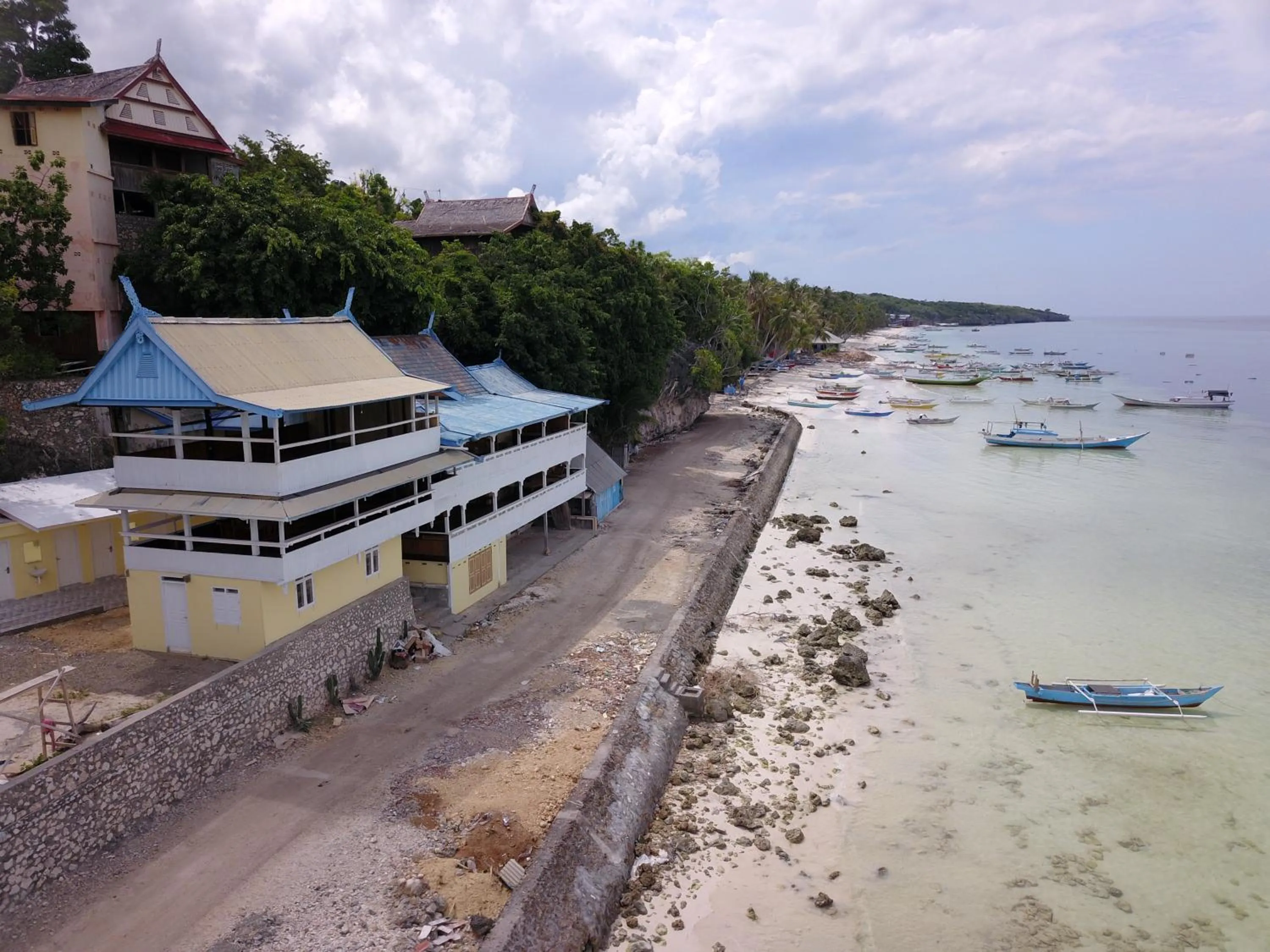 Facade/entrance in Phinisi Hostel Bira