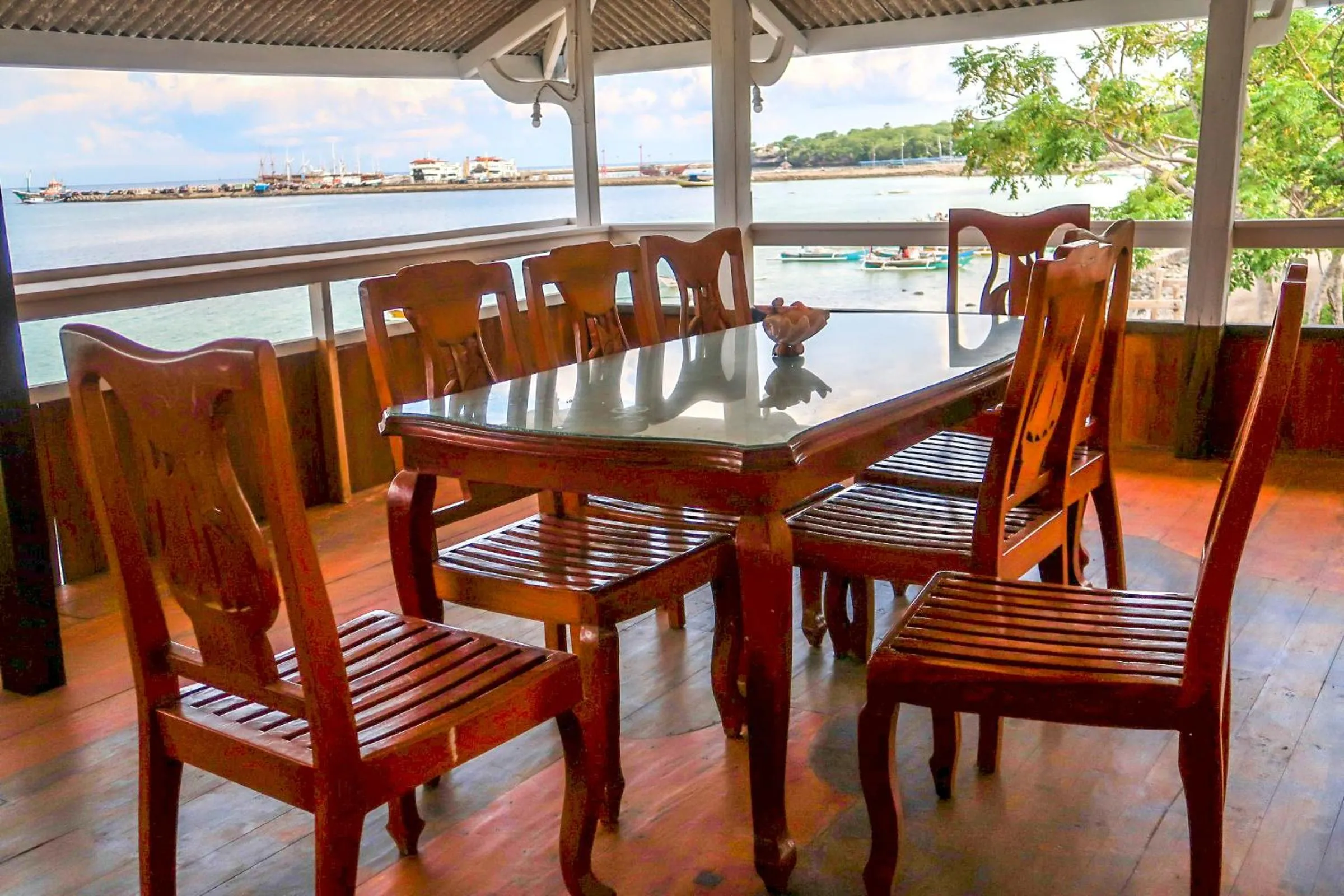 Balcony/Terrace in Phinisi Hostel Bira