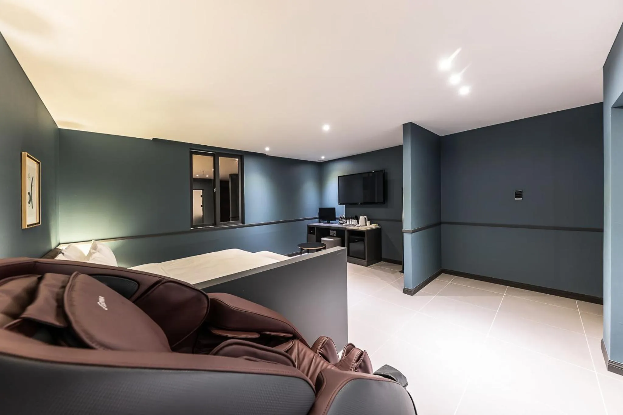 Seating area, Bed in Brown Dot Hotel Seong Seo