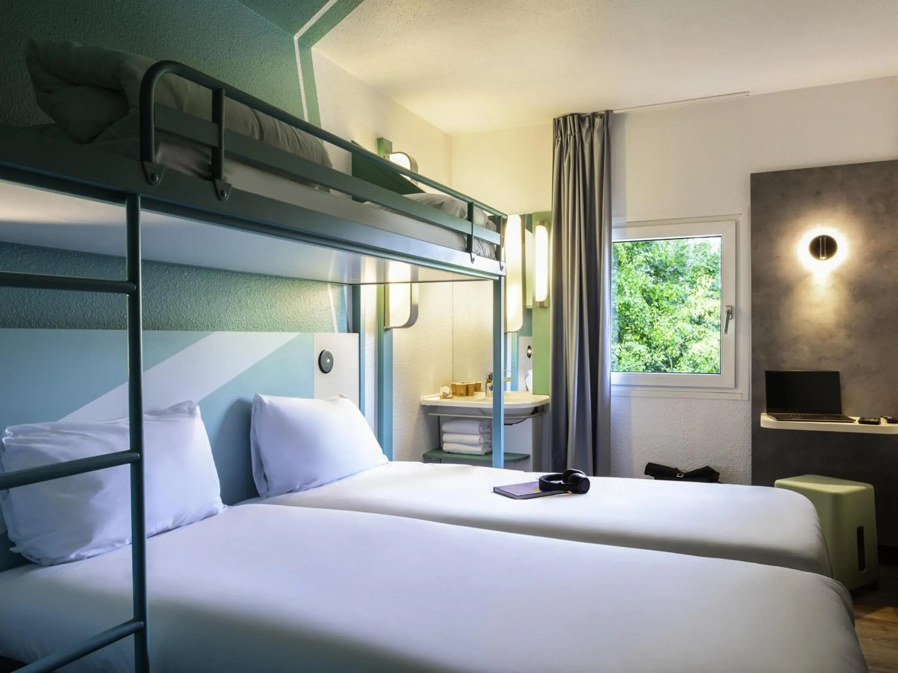 Triple Room with Three Single Beds in ibis budget Marne la Vallée Chelles Triple Room with Three Single Beds in ibis budget Marne la Vallée Chelles