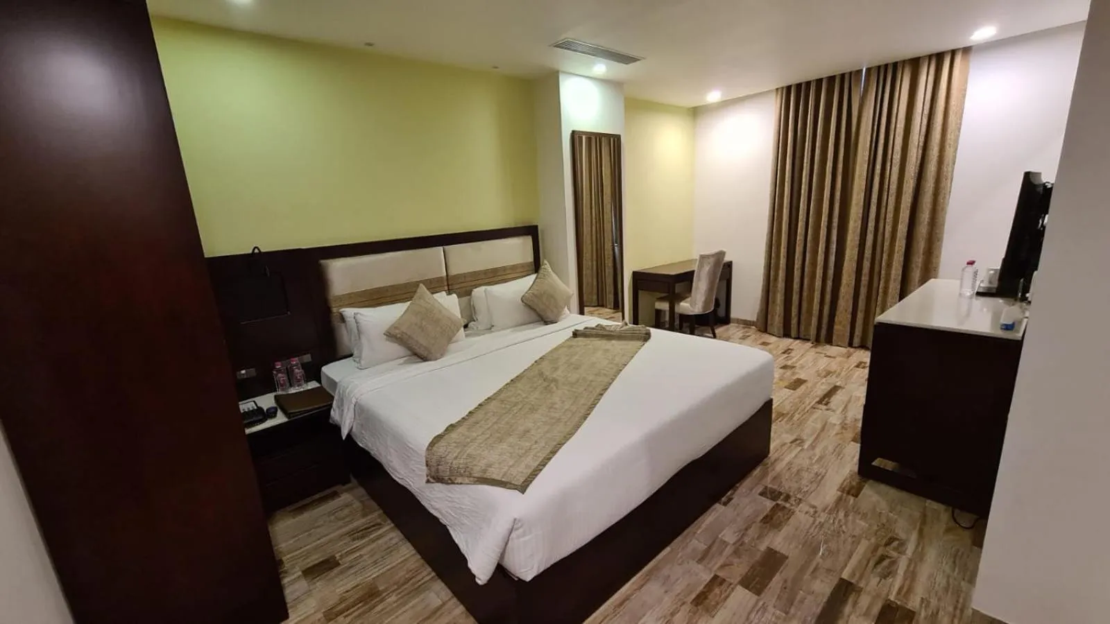 Coffee/tea facilities, Bed in Regenta Inn Ranip Ahmedabad