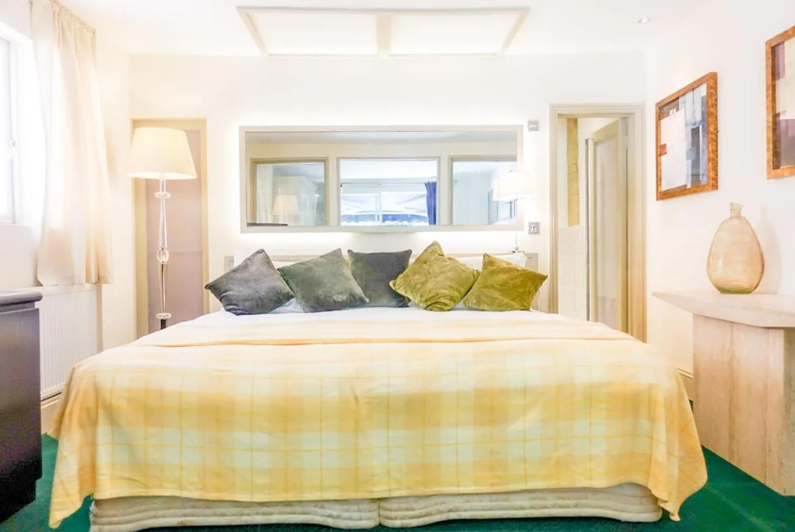 Bed in Cedar House Boutique B&B