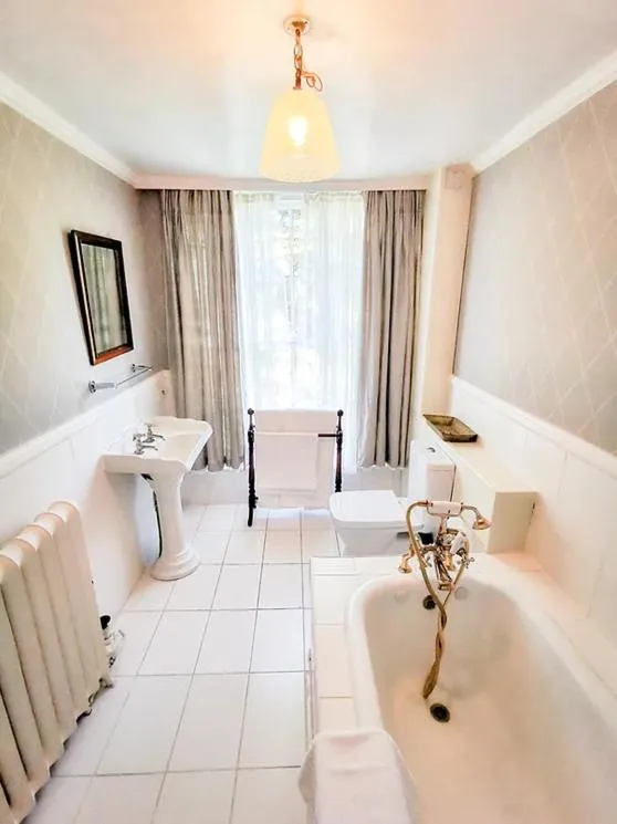 Bed in Cedar House Boutique B&B