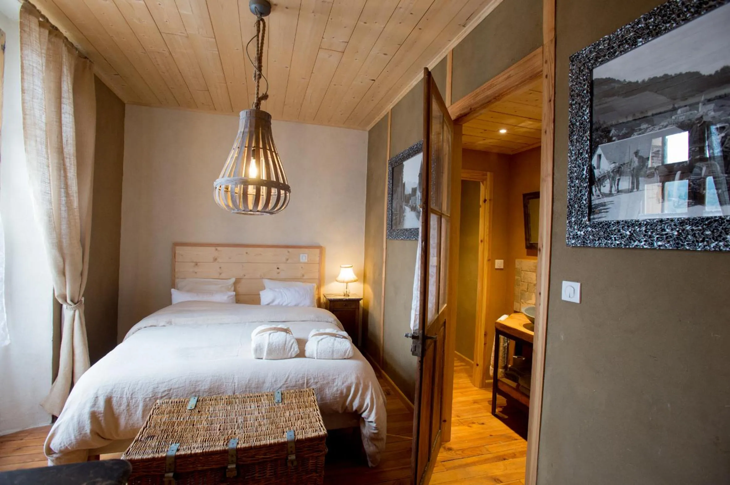 Photo of the whole room, Bed in Le Rêve d'Aghon Chambres et Restaurant