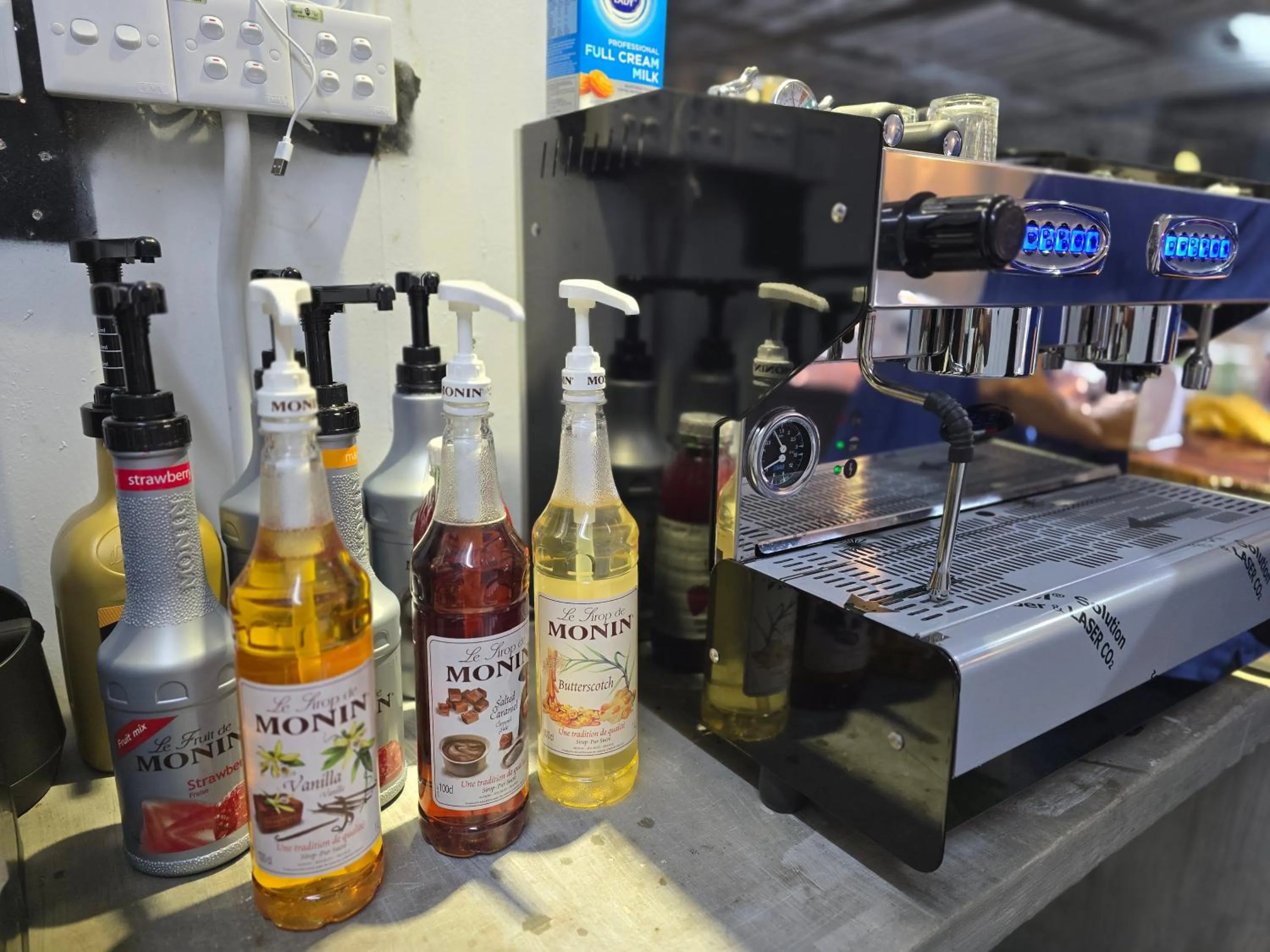 Restaurant/places to eat in Dangau Sala D'Kontena