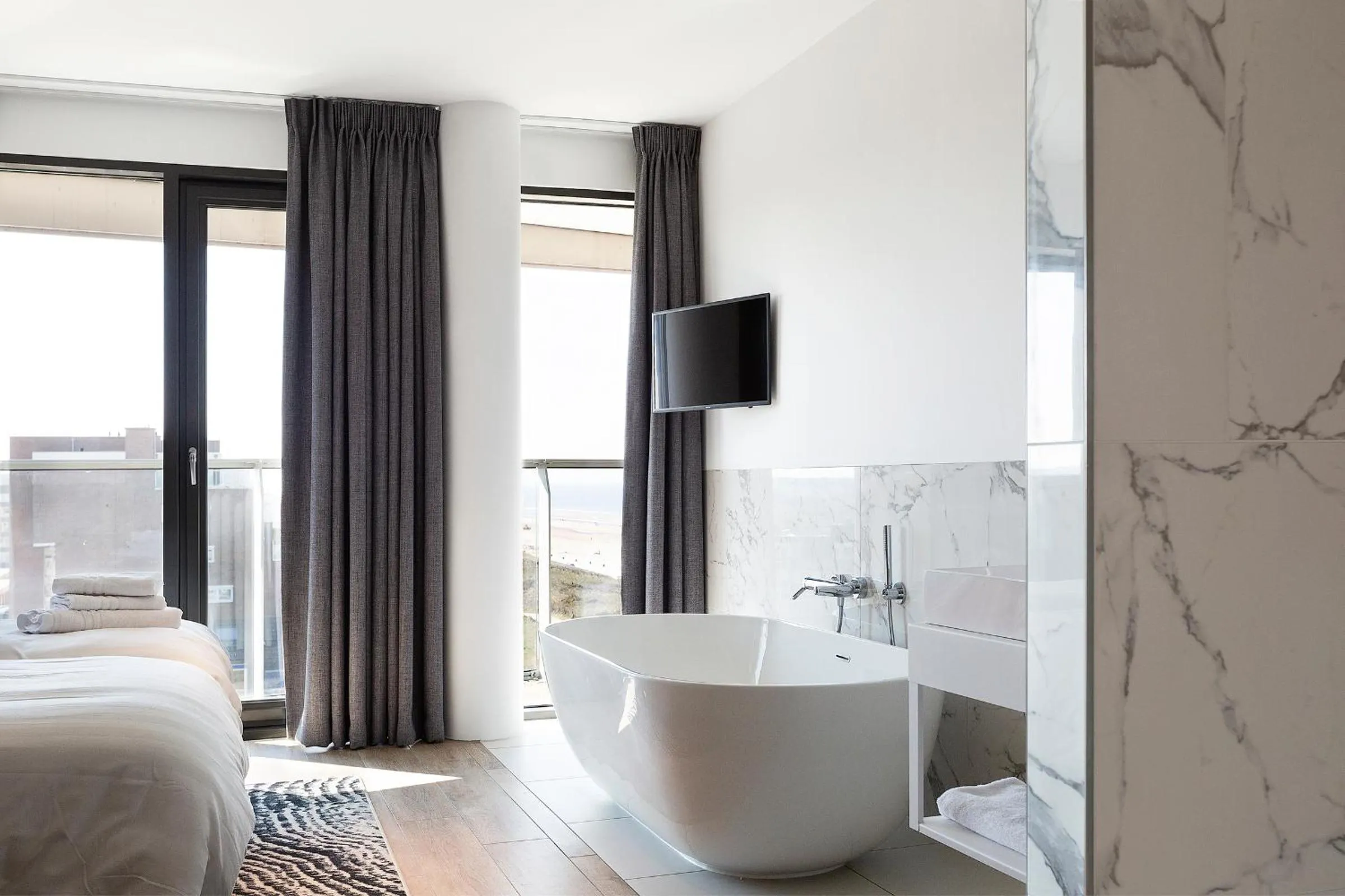 Bathroom, Bed in Maris Apartments