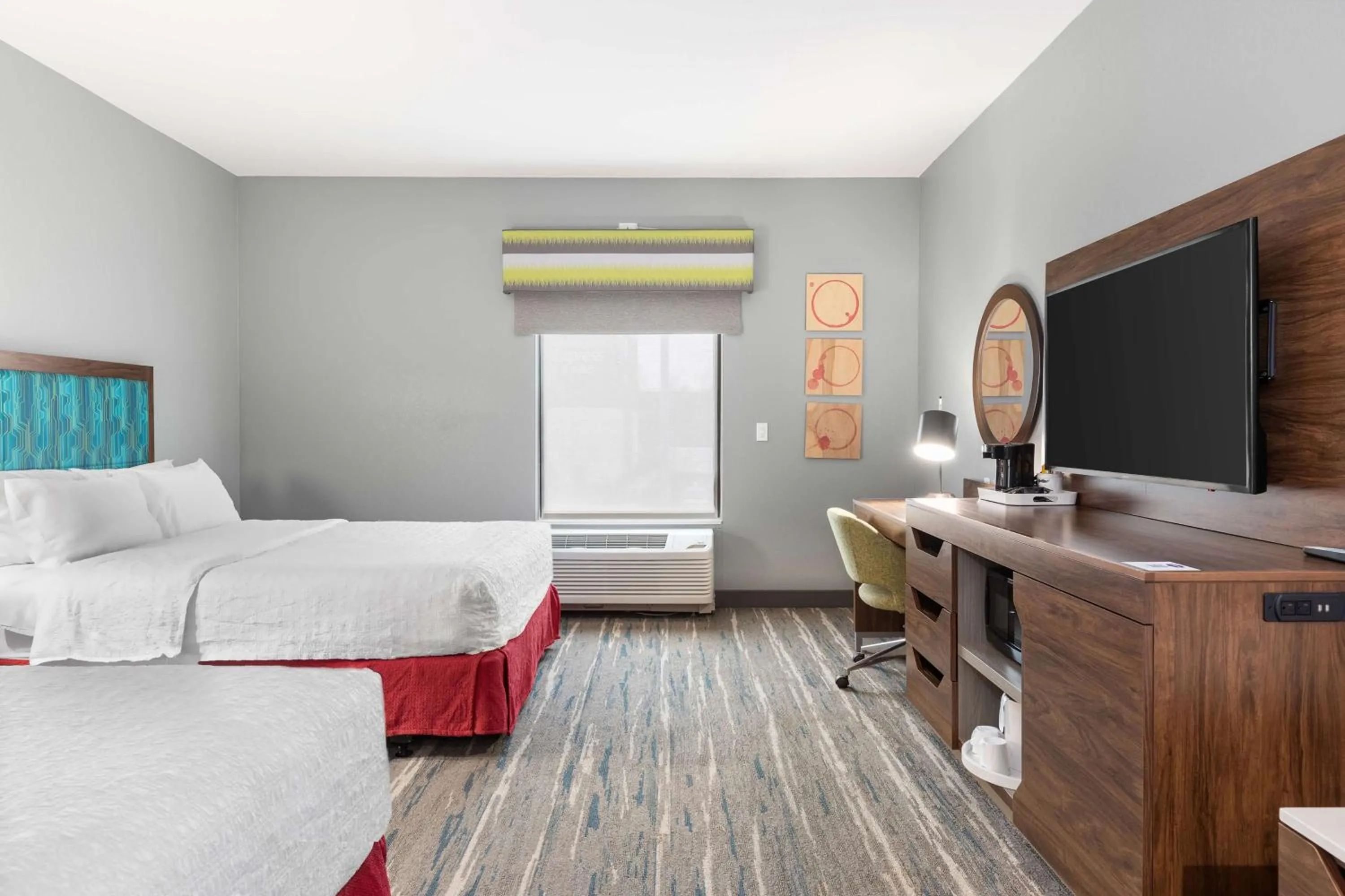 Bed in Hampton Inn Madison, OH