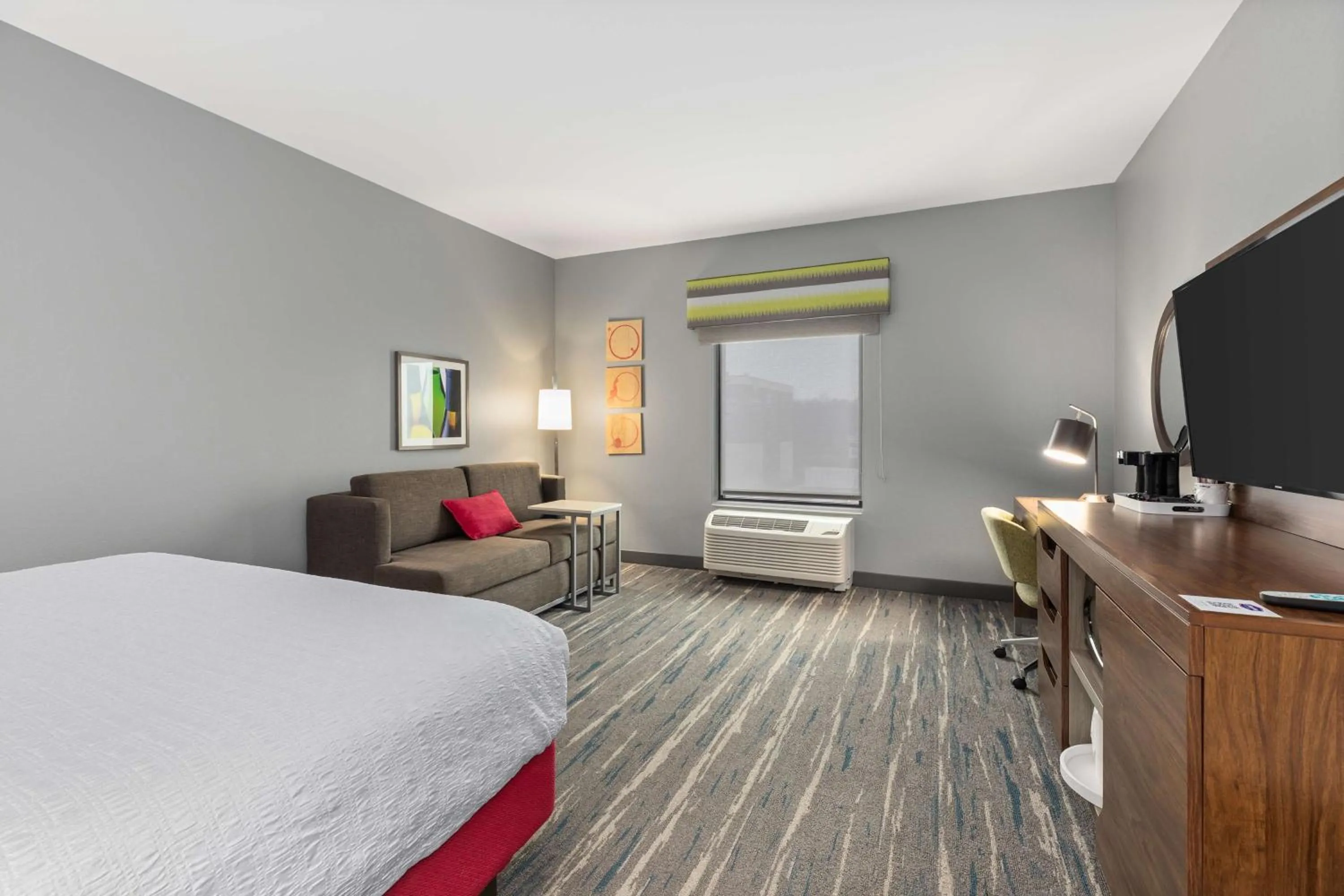 Living room, Bed in Hampton Inn Madison, OH