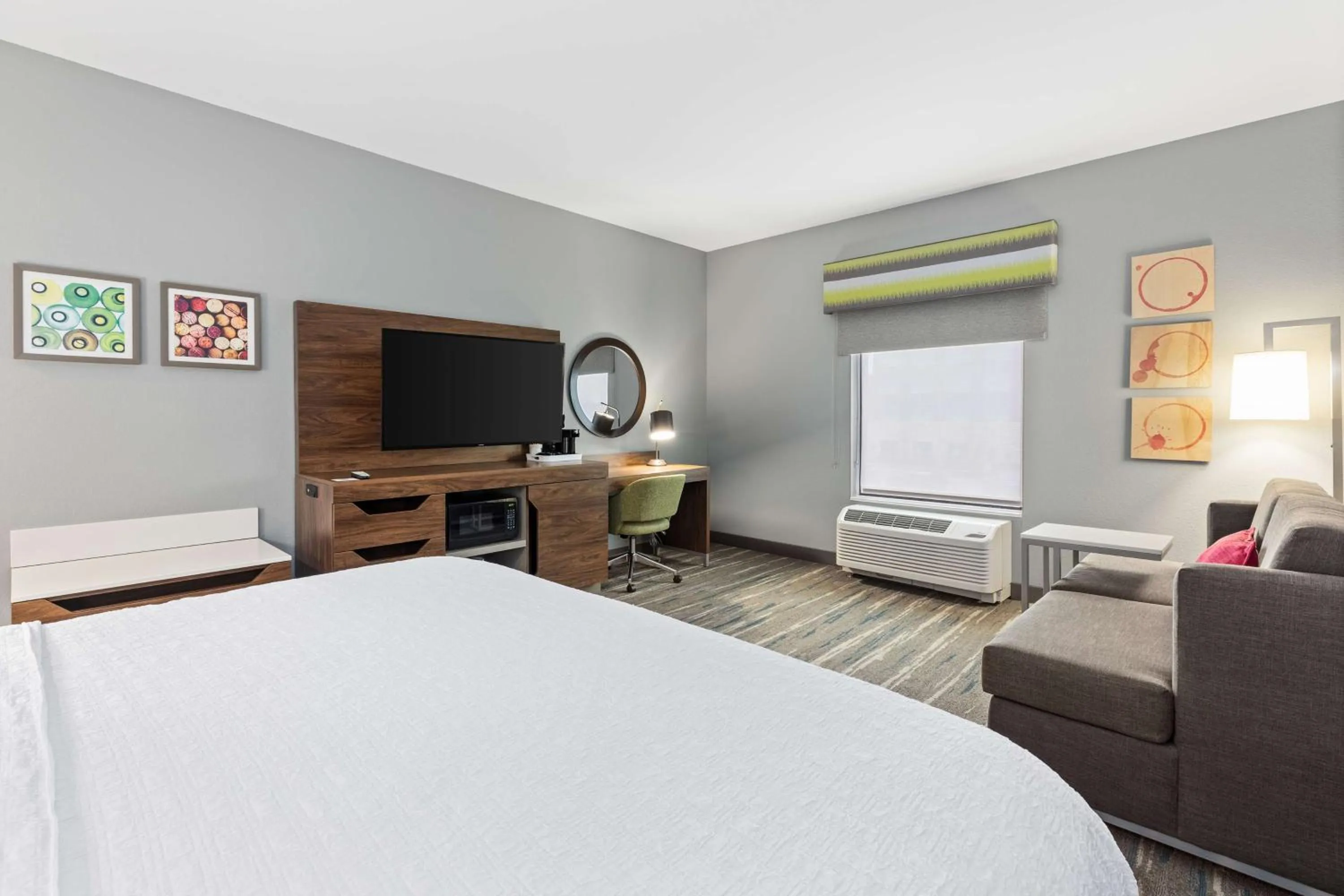 Living room, Bed in Hampton Inn Madison, OH