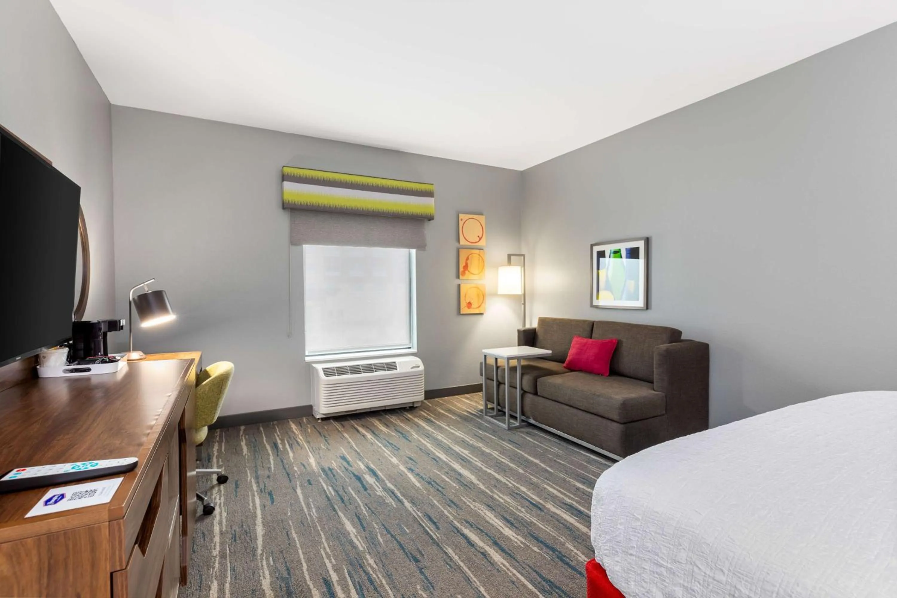 Living room, Bed in Hampton Inn Madison, OH