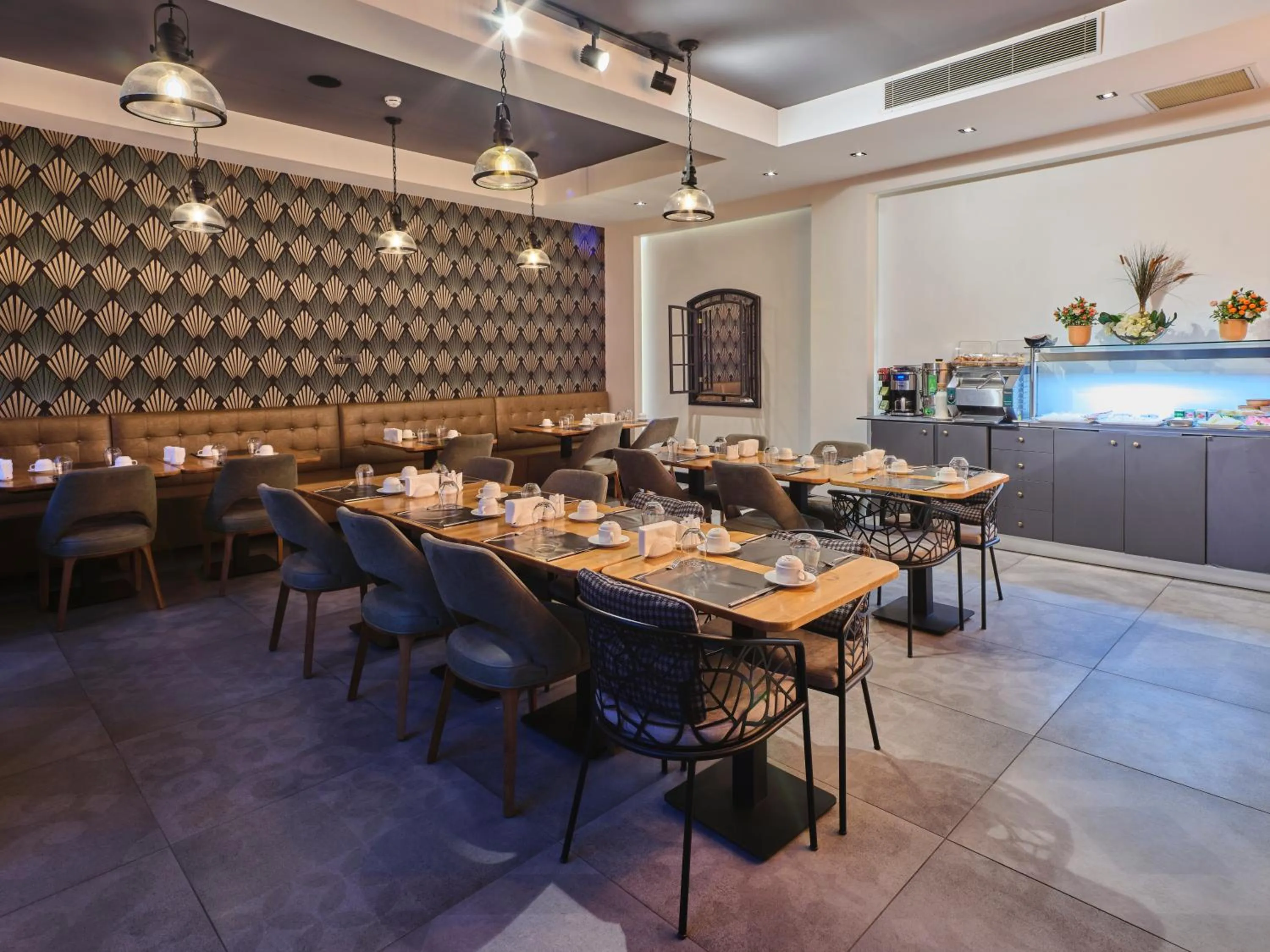 Restaurant/places to eat in Four-G Hotel