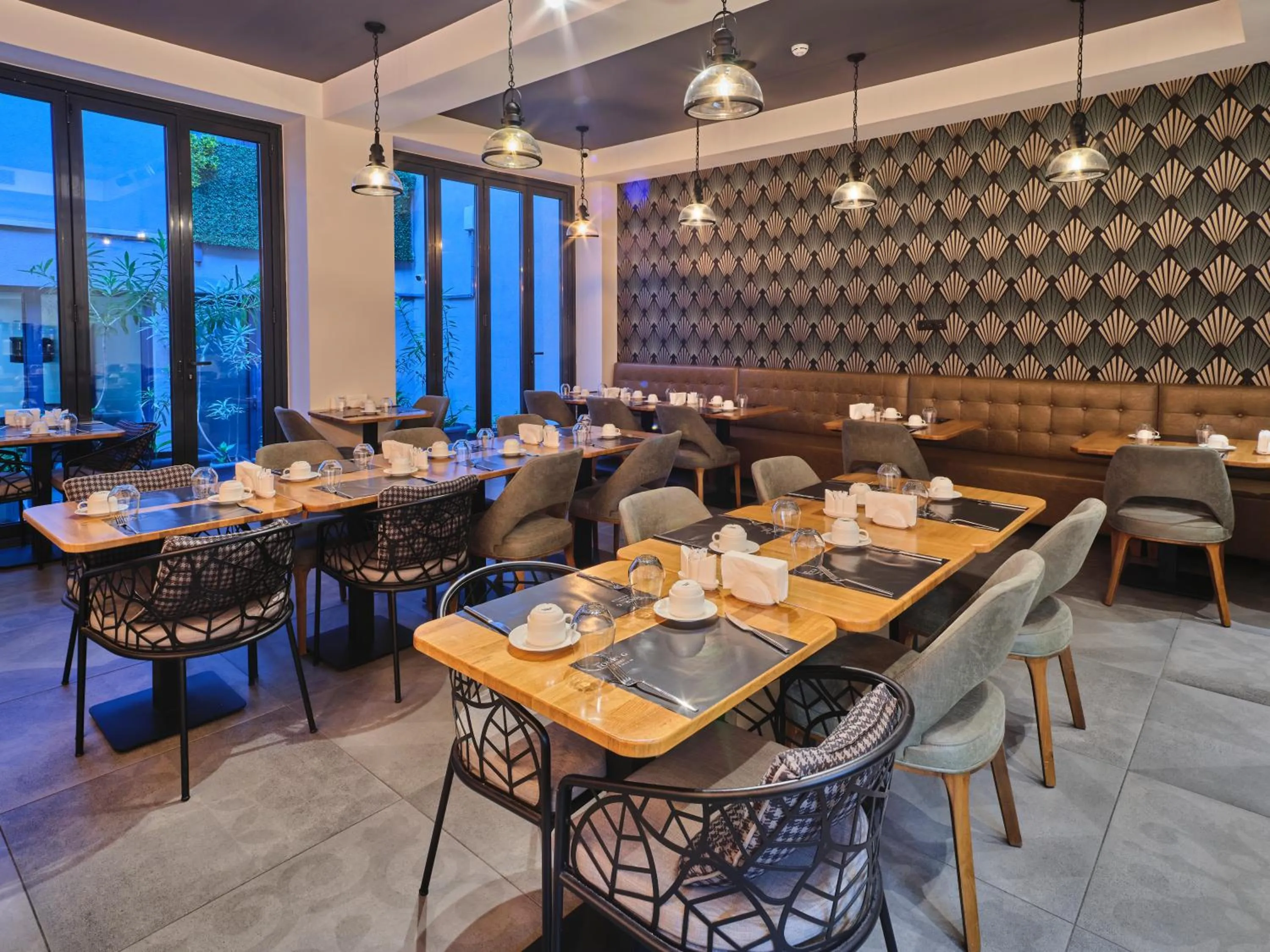 Restaurant/places to eat in Four-G Hotel