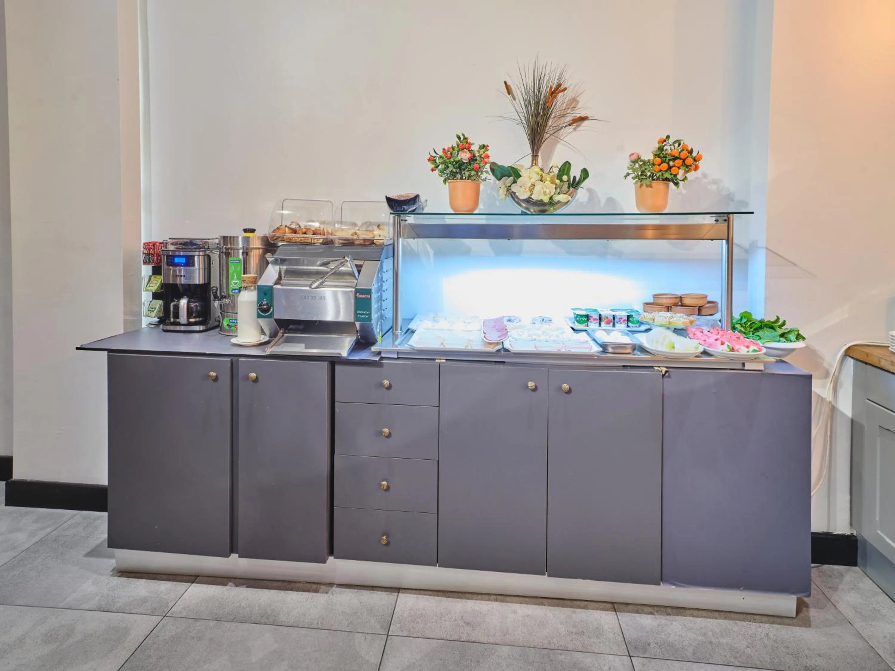 Coffee/tea facilities in Four-G Hotel