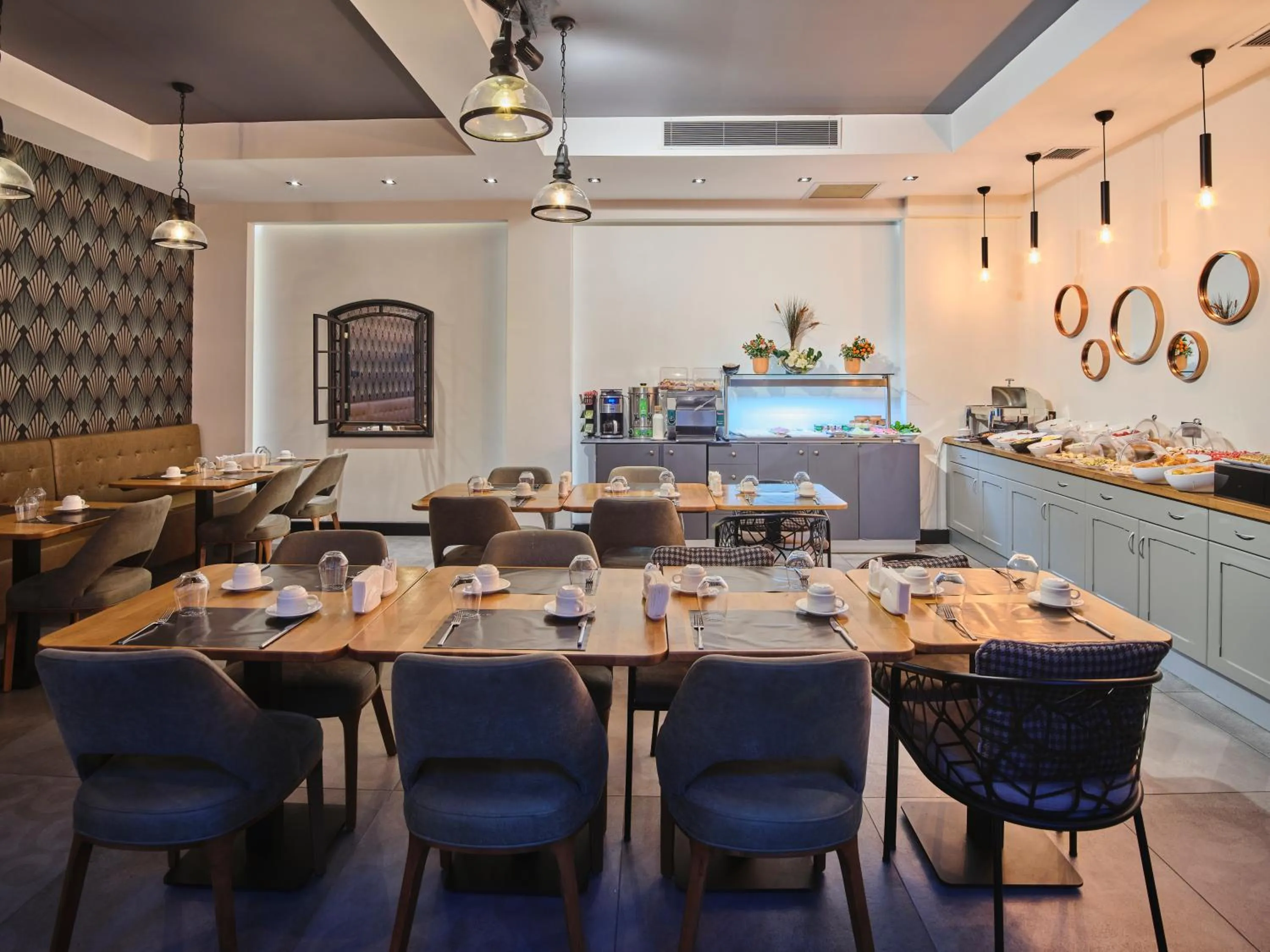 Restaurant/places to eat in Four-G Hotel