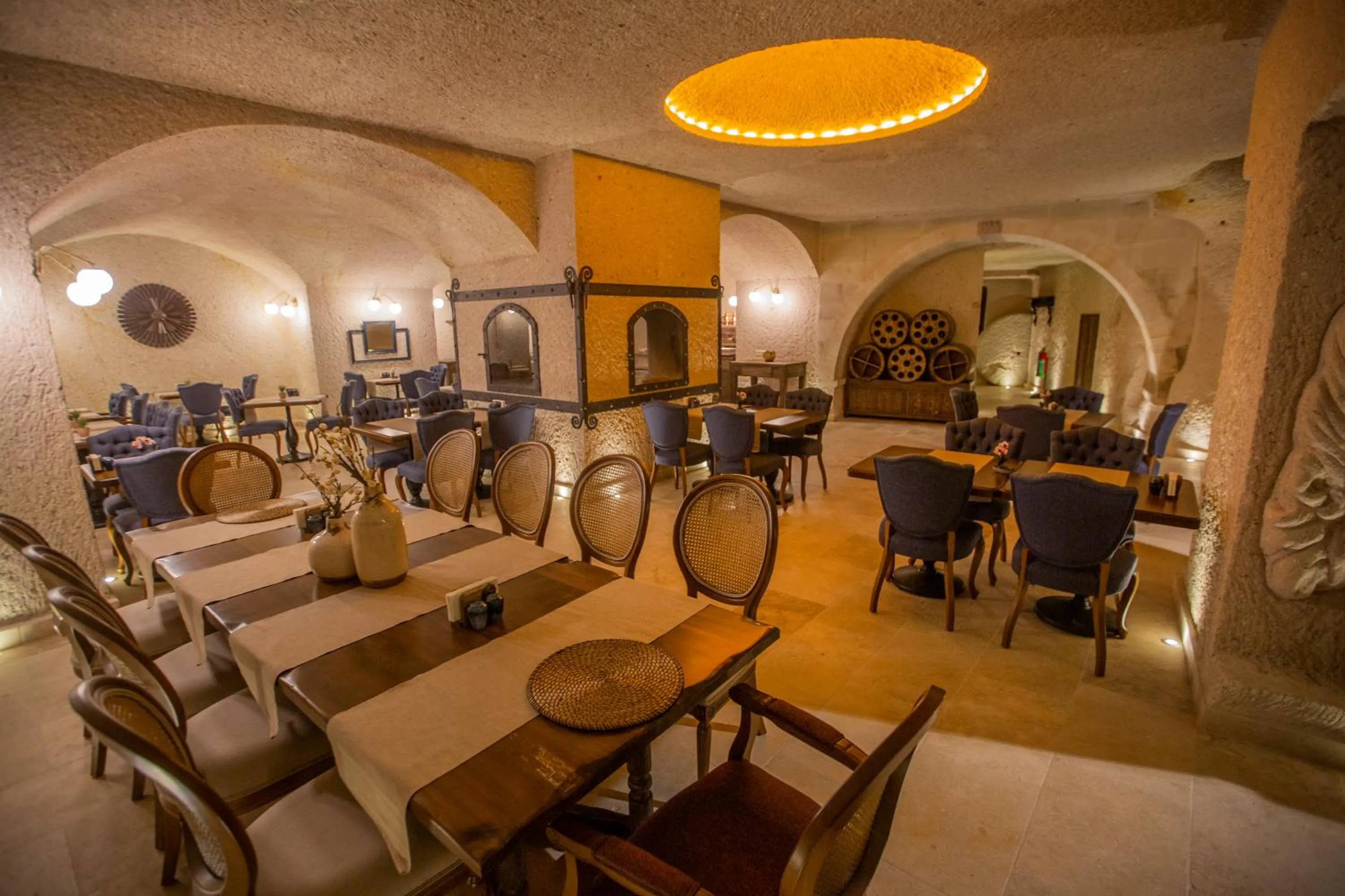 Restaurant/places to eat in Nino Cave Suites
