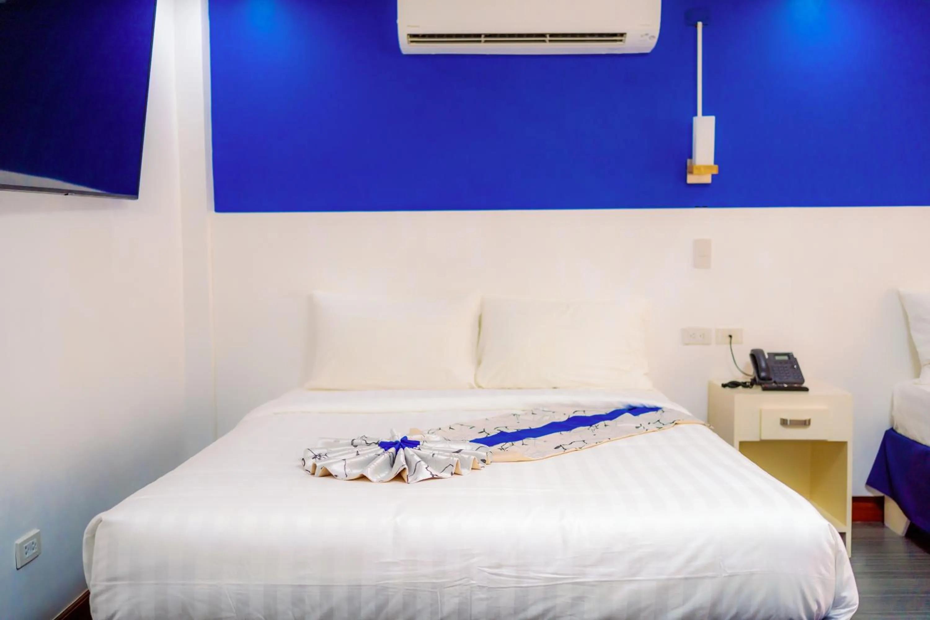 Bed in Santiago Cove Hotel and Restaurant