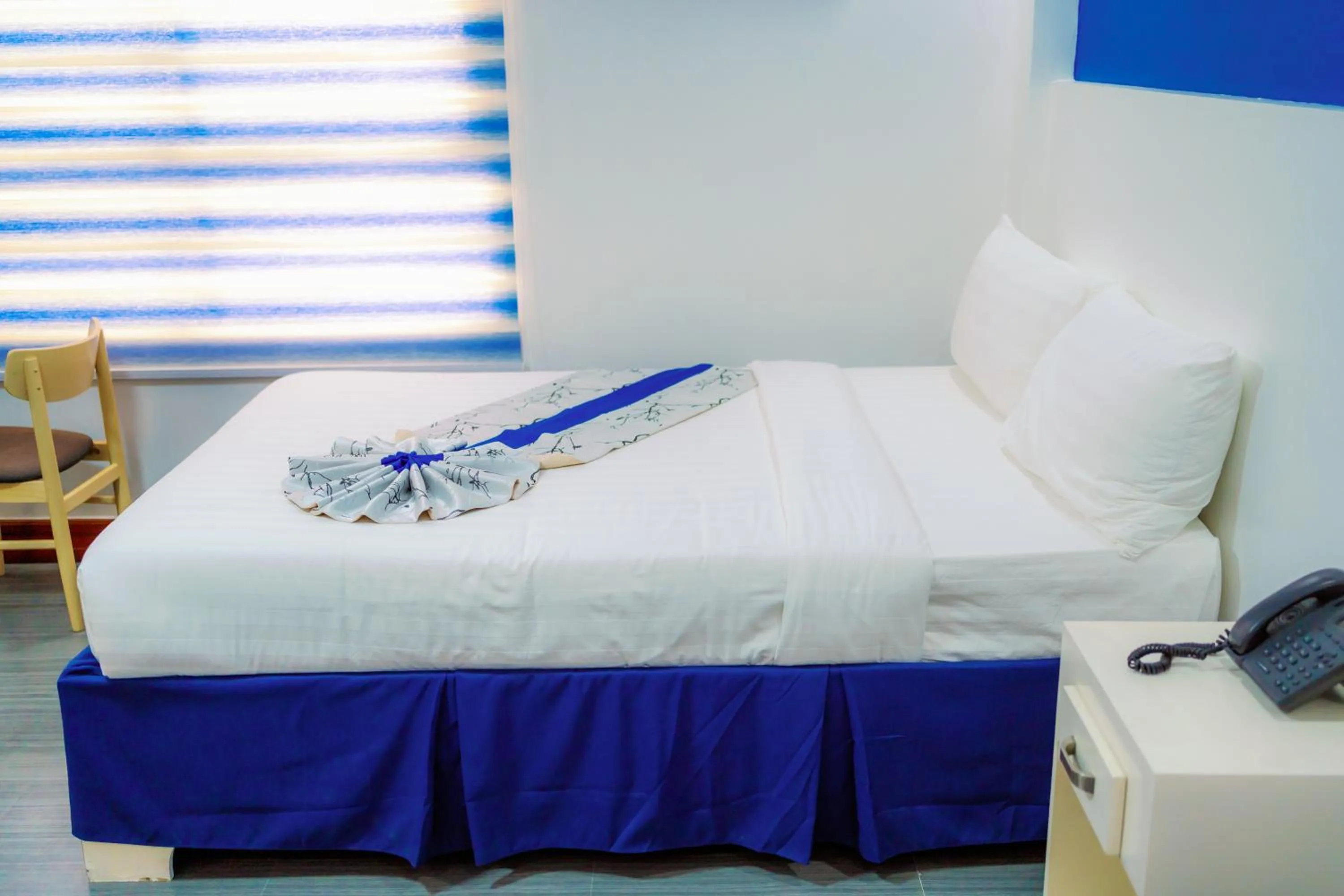 Bed in Santiago Cove Hotel and Restaurant