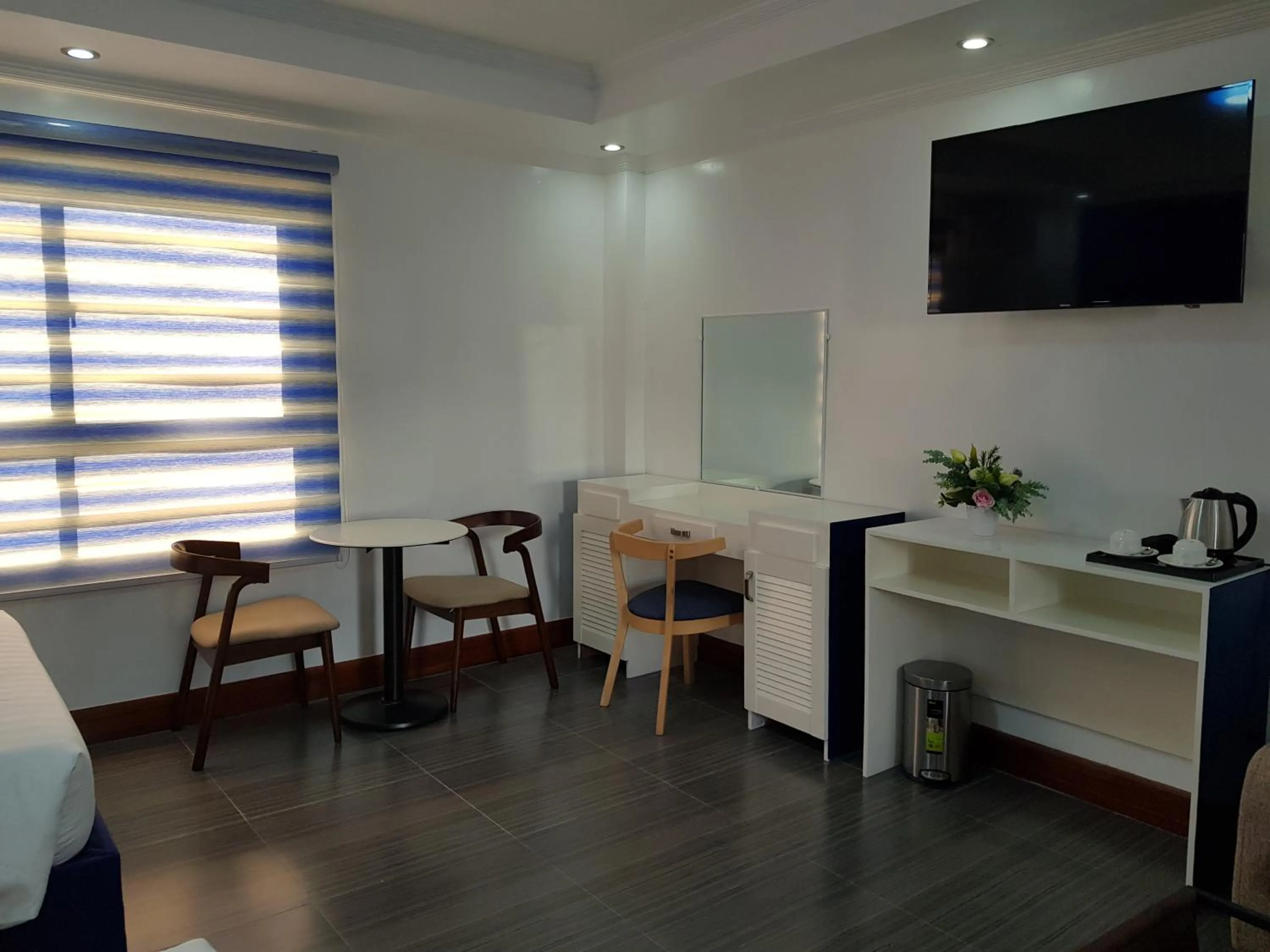 hair dresser in Santiago Cove Hotel and Restaurant