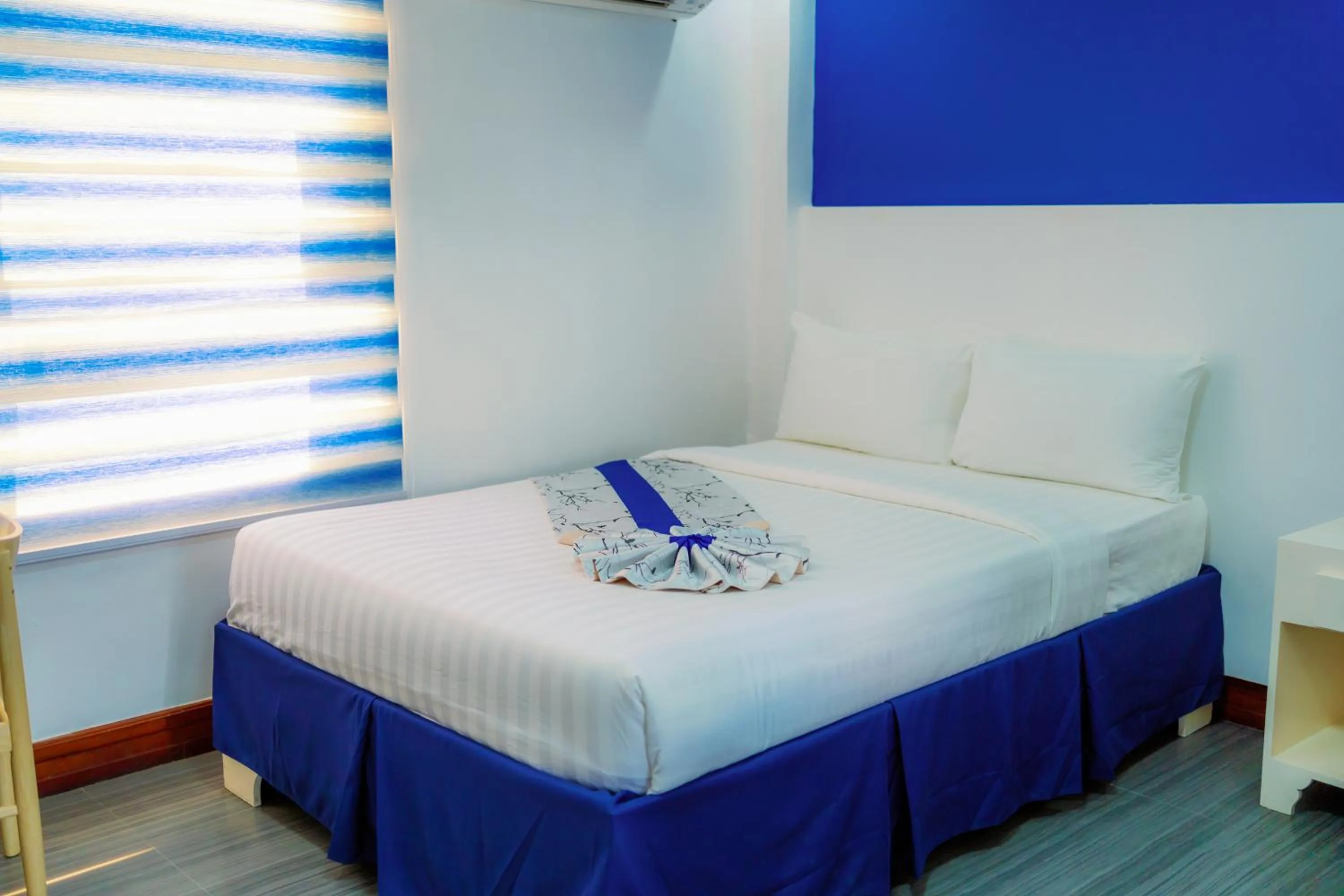 Bed in Santiago Cove Hotel and Restaurant