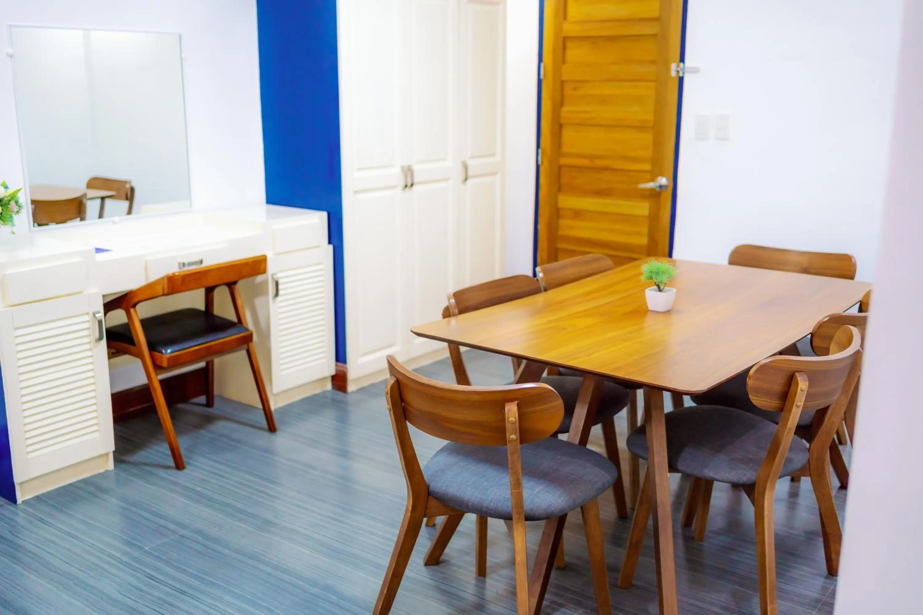 Santiago Cove Hotel and Restaurant