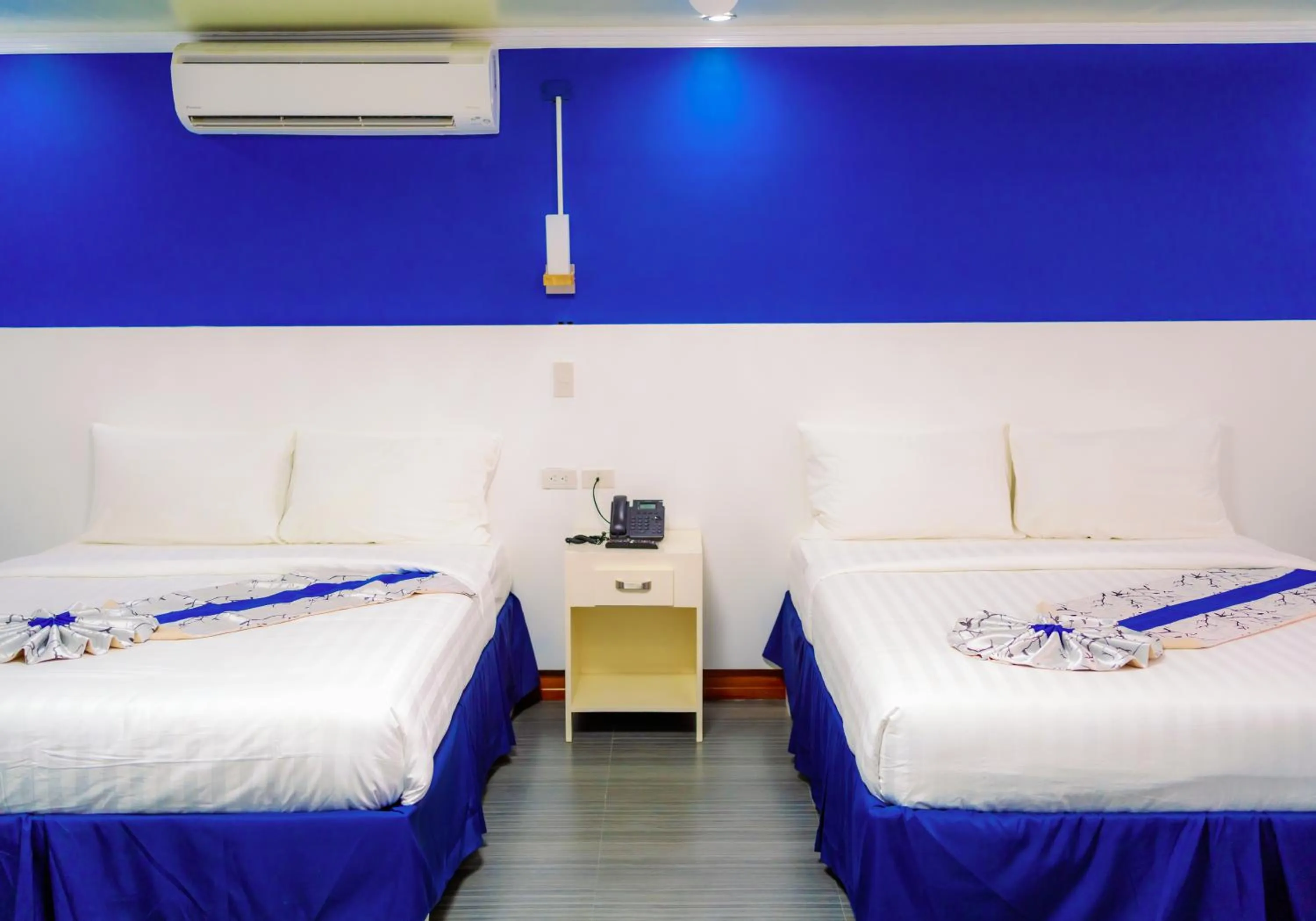 Bed in Santiago Cove Hotel and Restaurant