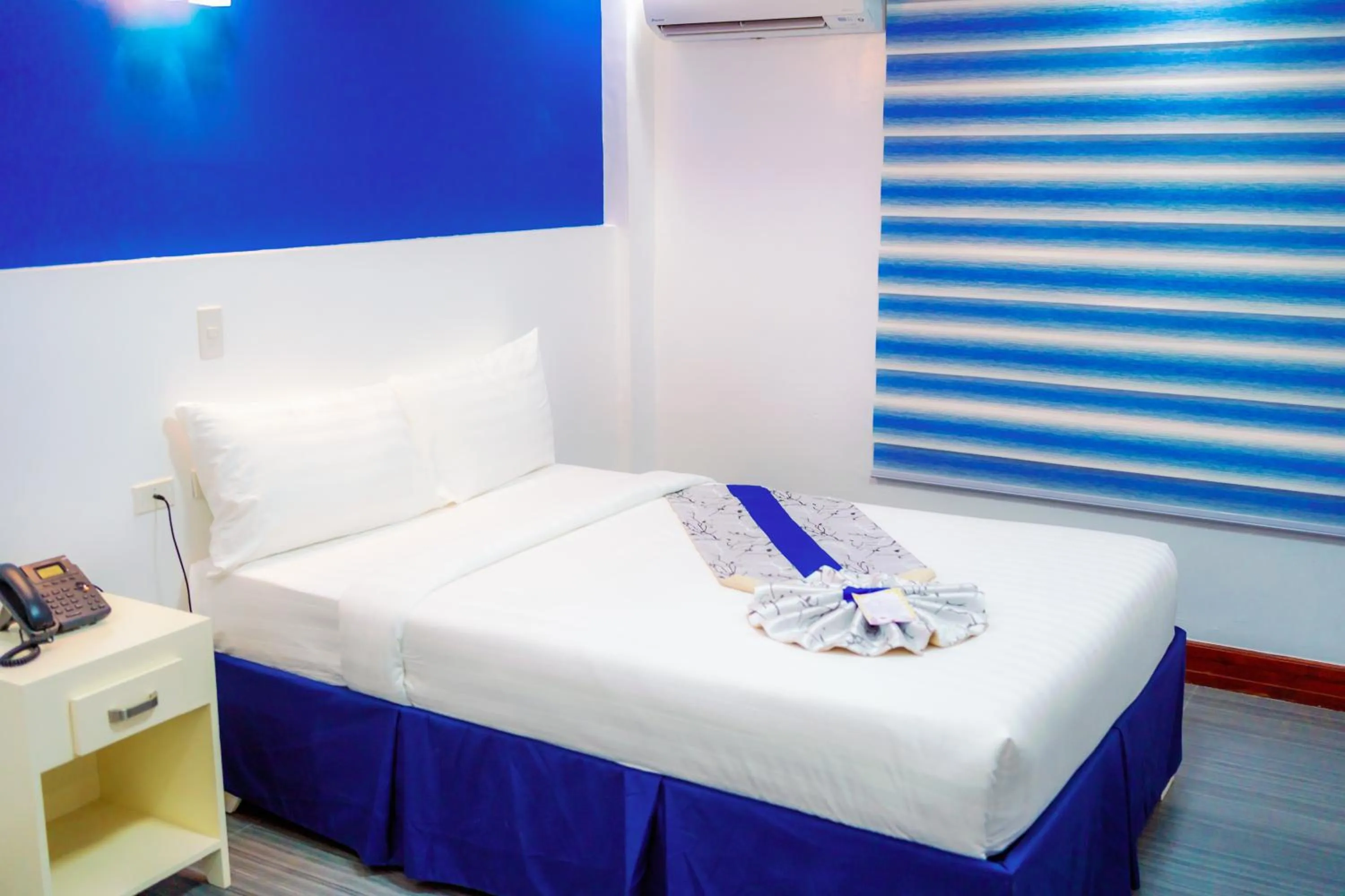 Bed in Santiago Cove Hotel and Restaurant