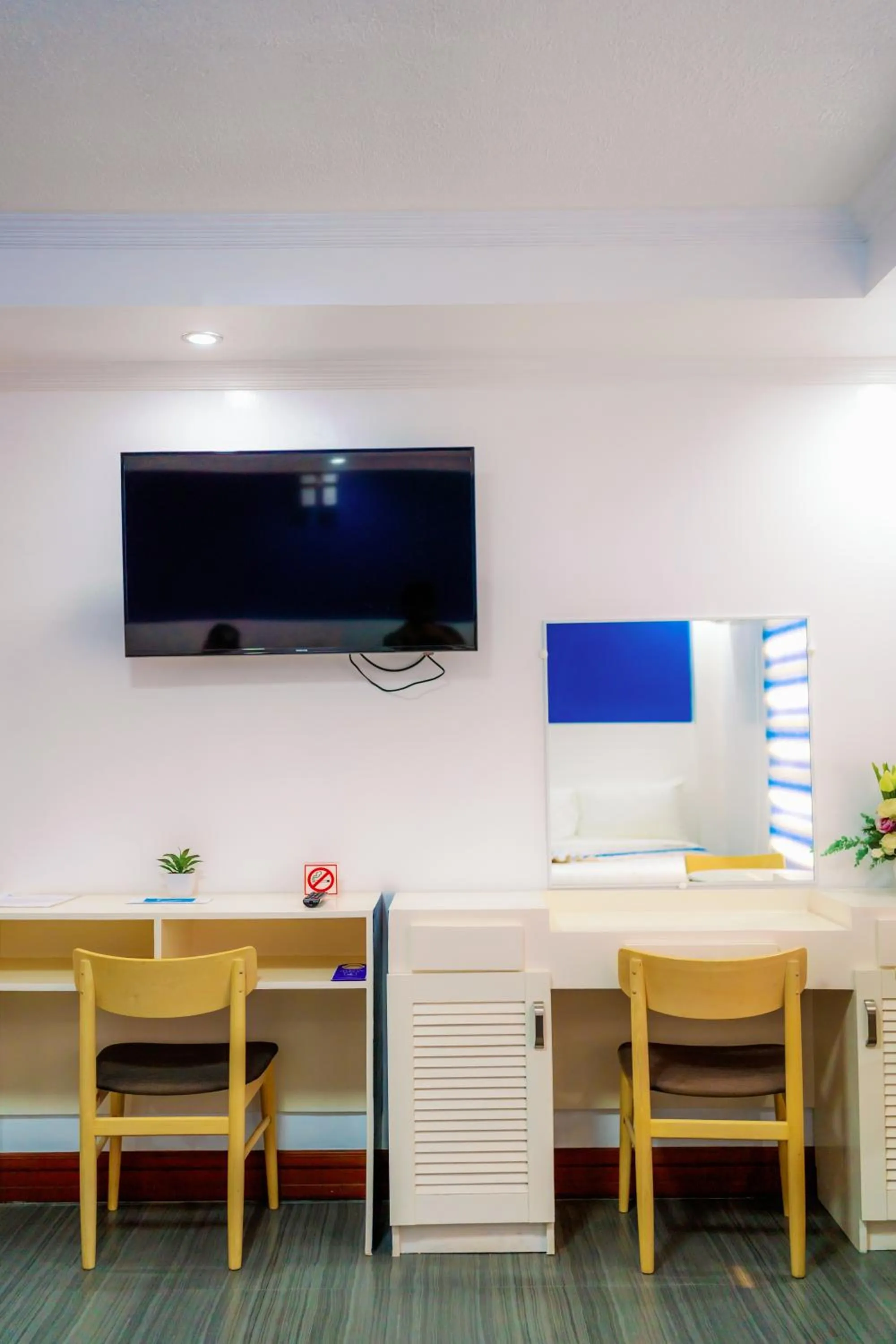 Santiago Cove Hotel and Restaurant