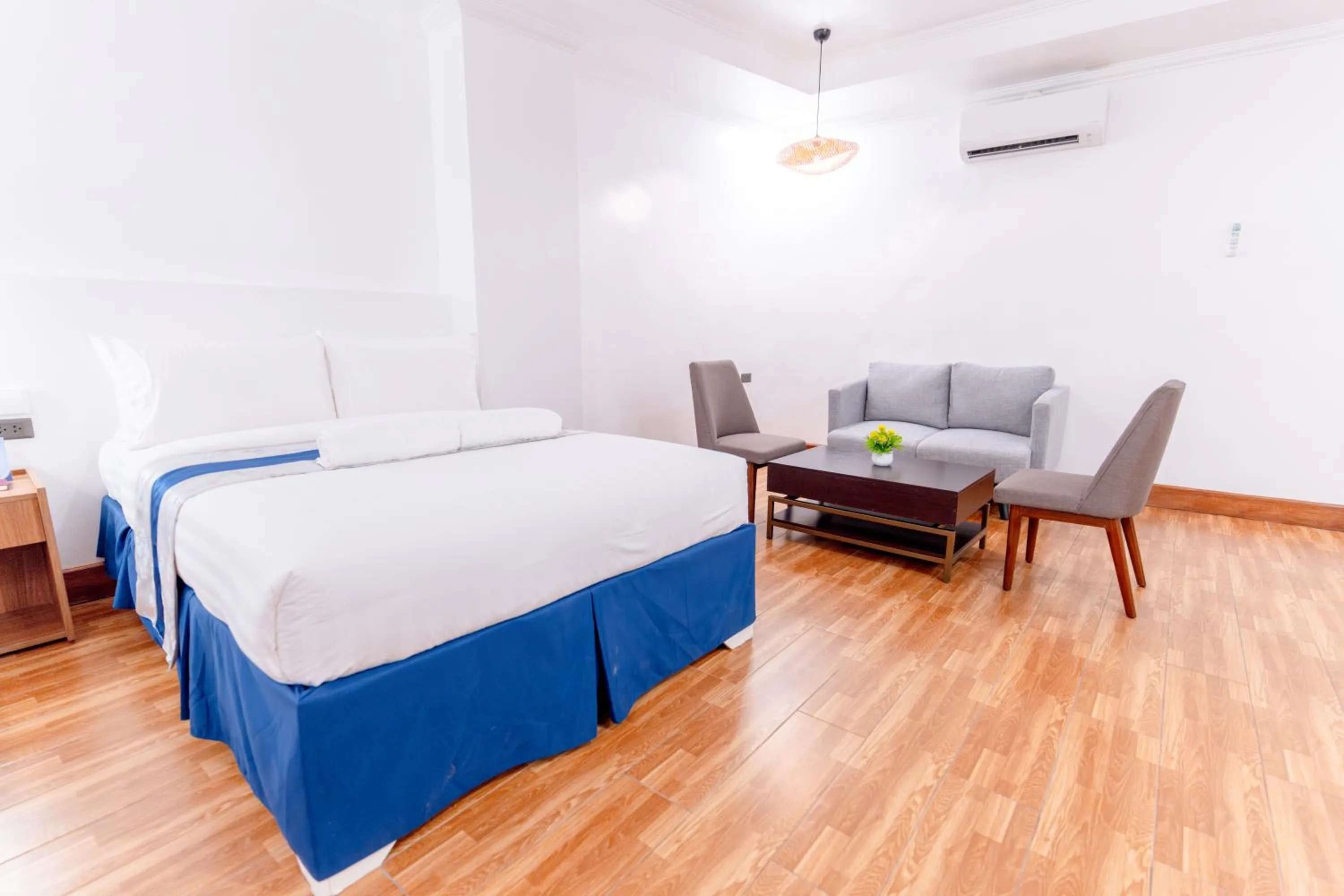 Bed in Santiago Cove Hotel and Restaurant