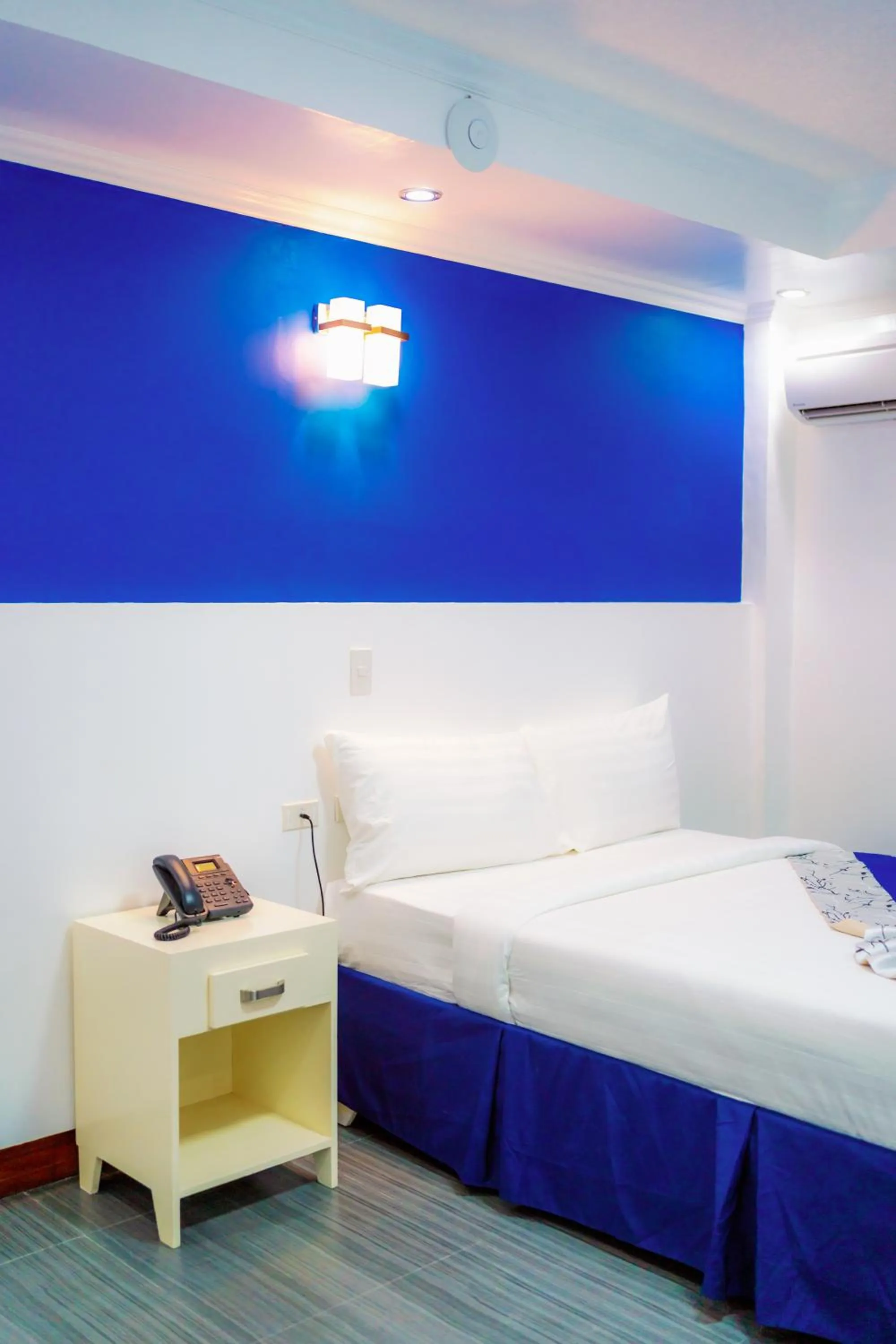 Bed in Santiago Cove Hotel and Restaurant