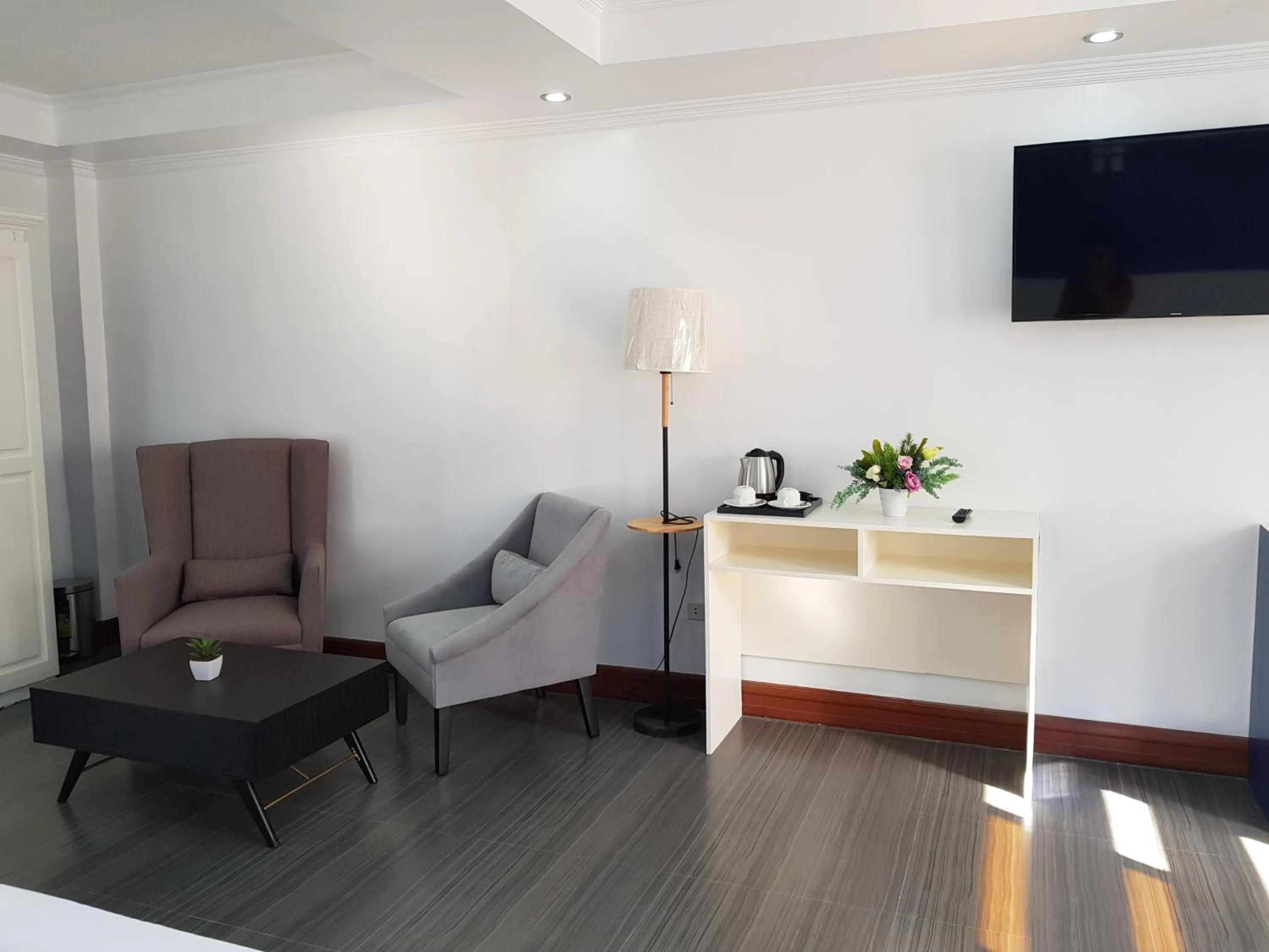 Santiago Cove Hotel and Restaurant