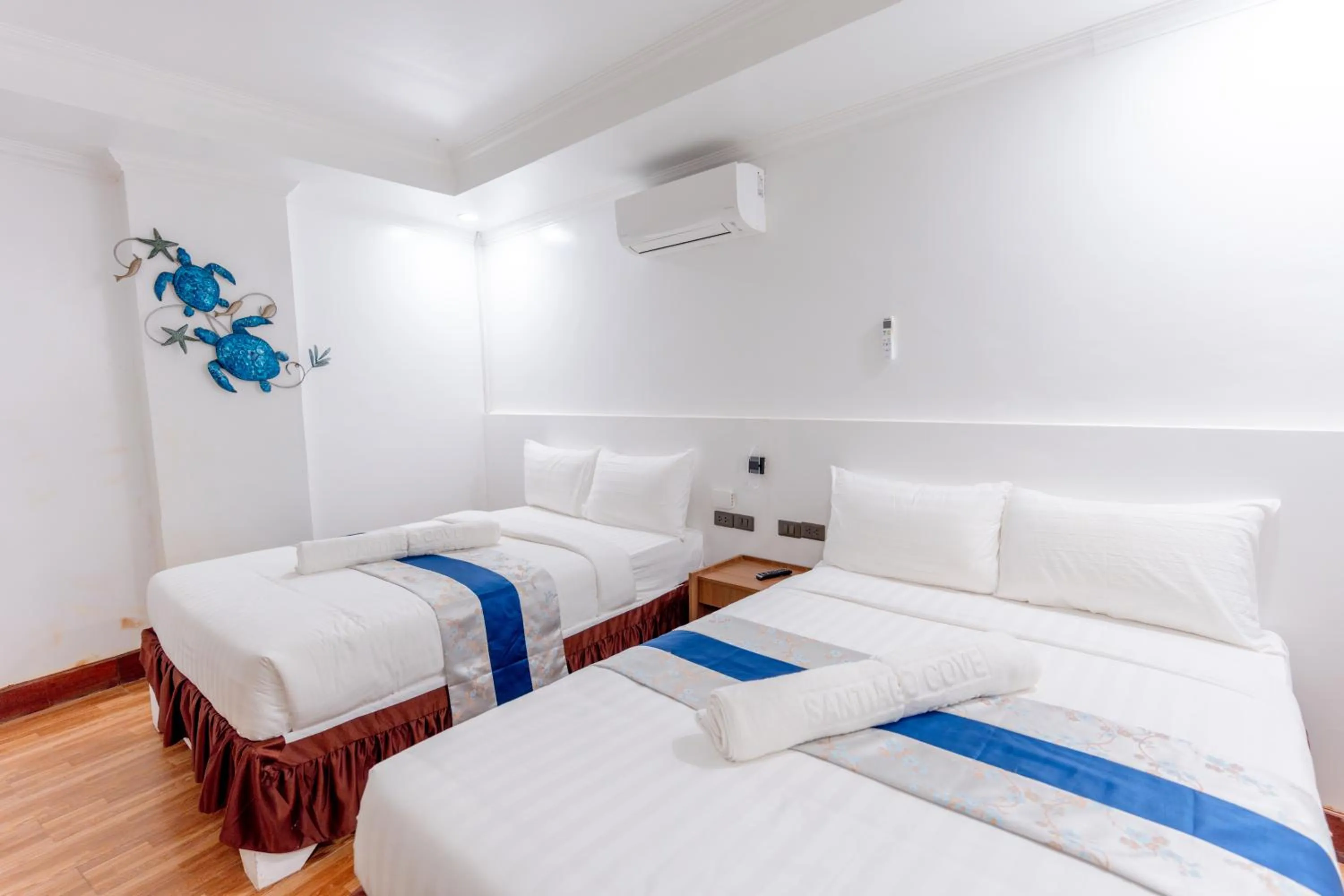 Bed in Santiago Cove Hotel and Restaurant