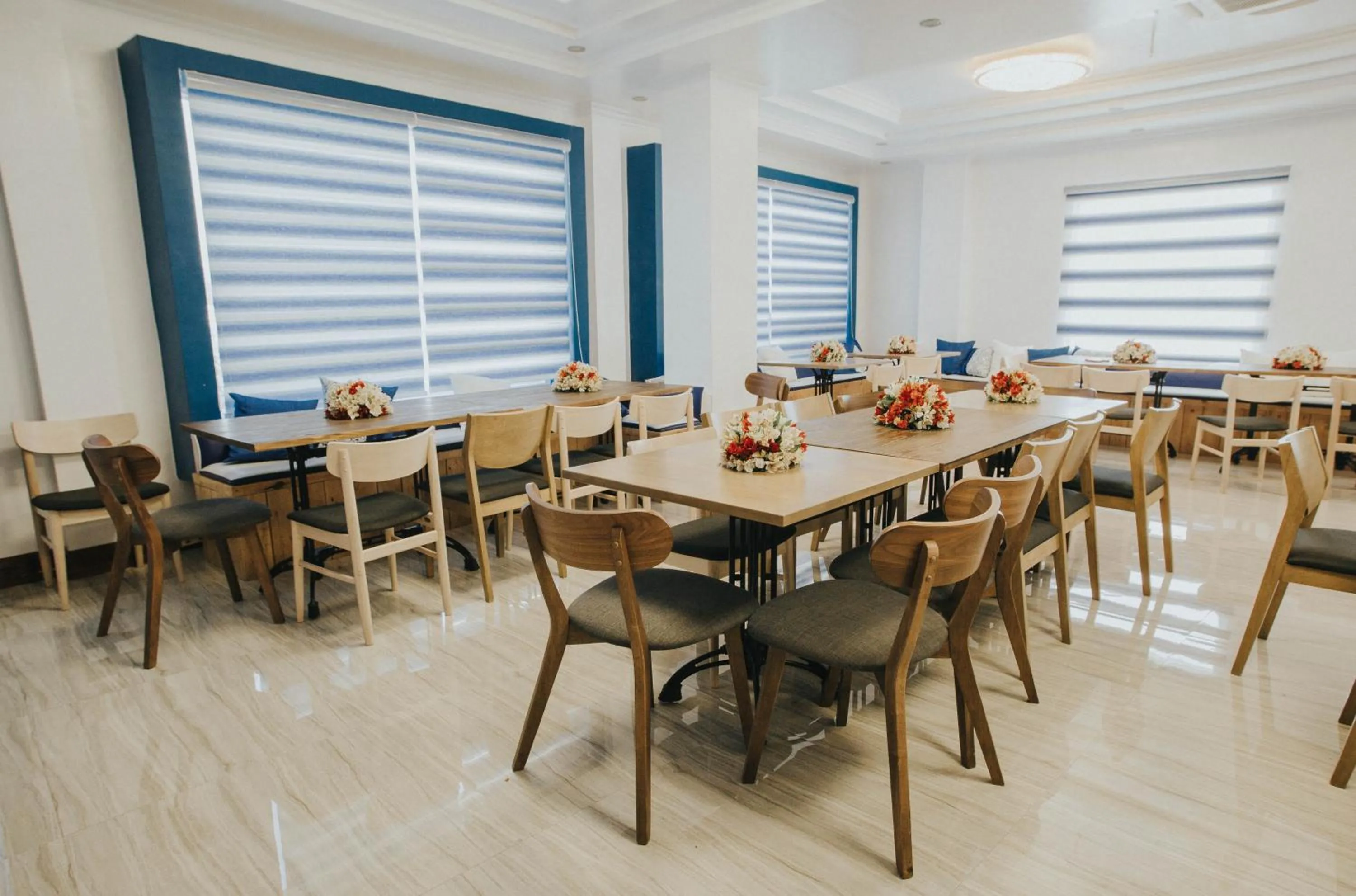 Restaurant/places to eat in Santiago Cove Hotel and Restaurant