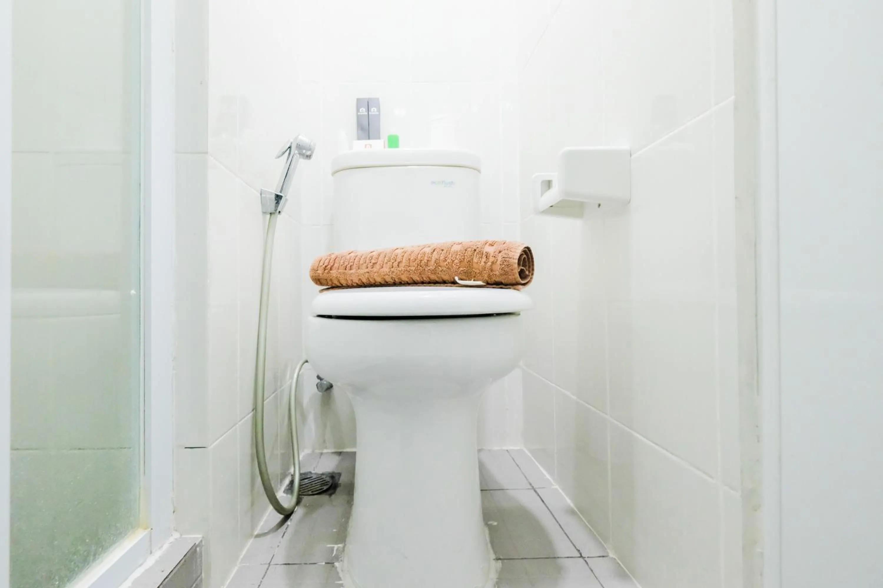 Simple Furnished Studio 19 Avenue Apartment By Travelio