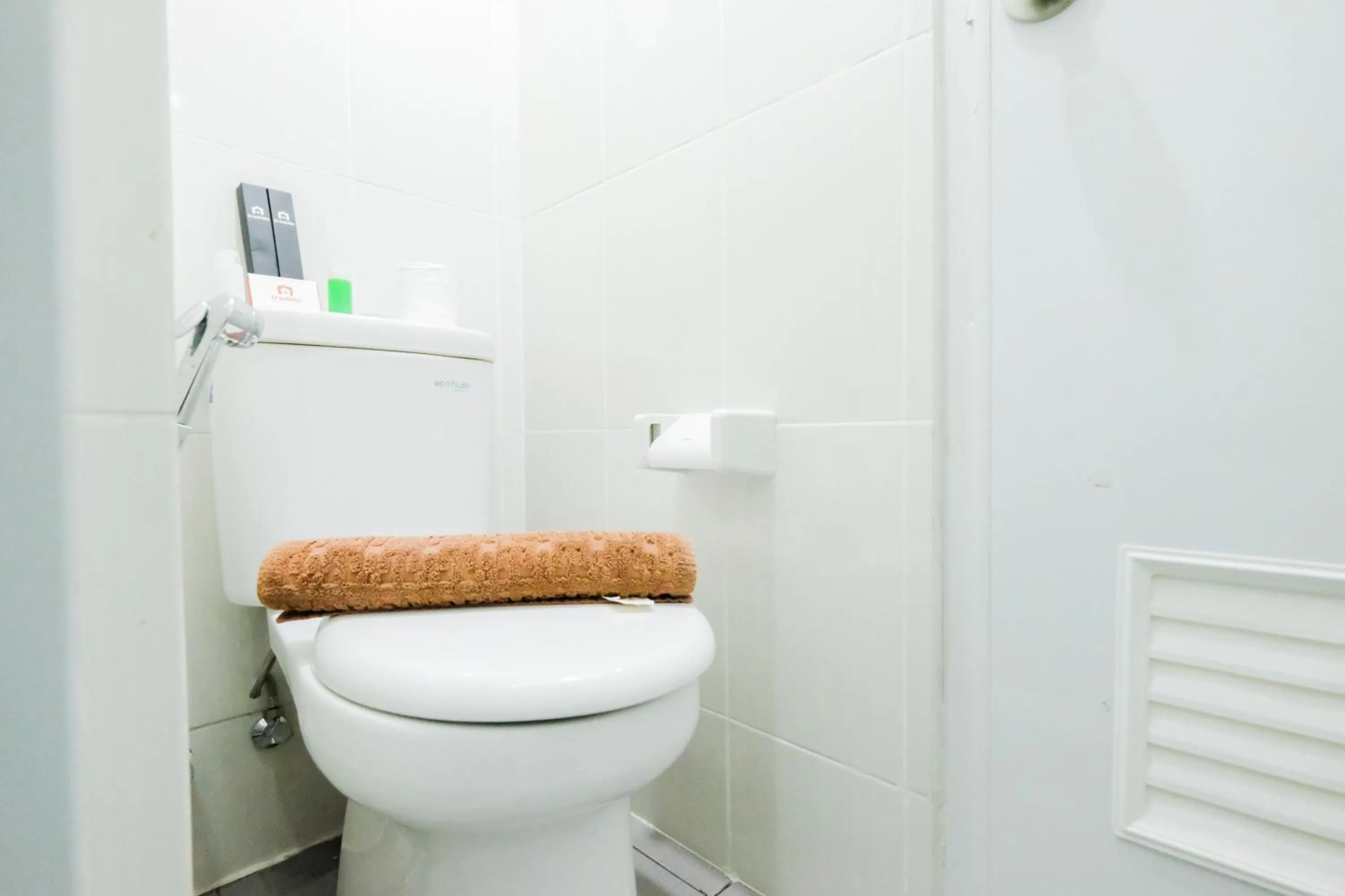 Simple Furnished Studio 19 Avenue Apartment By Travelio