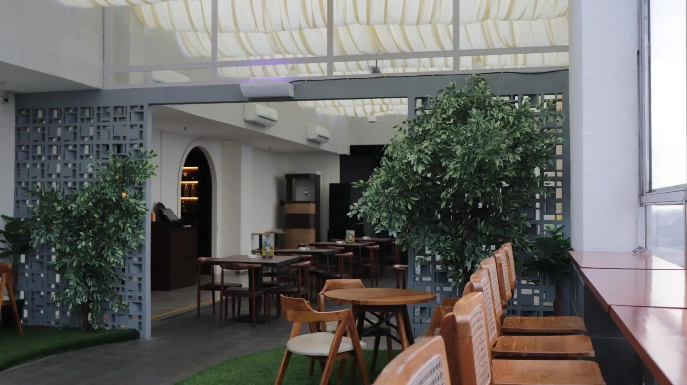 Restaurant/places to eat in Pakons Prime Hotel