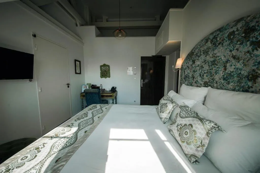 Photo of the whole room, Bed in BRIT HOTEL PRIVILEGE LISIEUX - La Villa des Arts