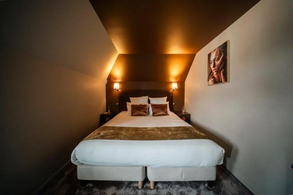 Photo of the whole room, Bed in BRIT HOTEL PRIVILEGE LISIEUX - La Villa des Arts